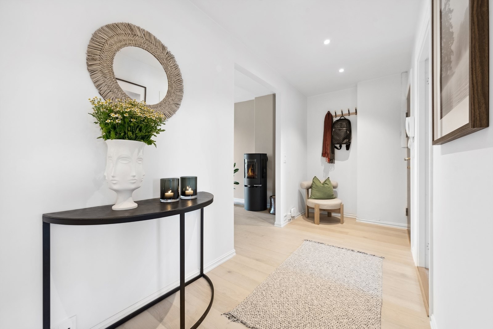 Her er det god plass til å henge fra seg yttertøyet og fra entreén har du adkomst til nesten alle rommene i leiligheten. Galleribilde