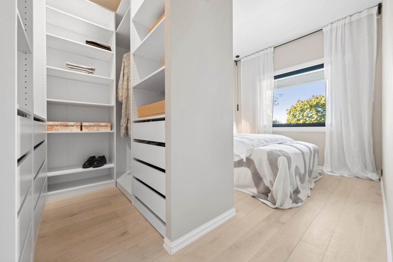 På hovedsoverommet får du også egen Walk-In garderobe med god plass til oppbevaring. Galleribilde