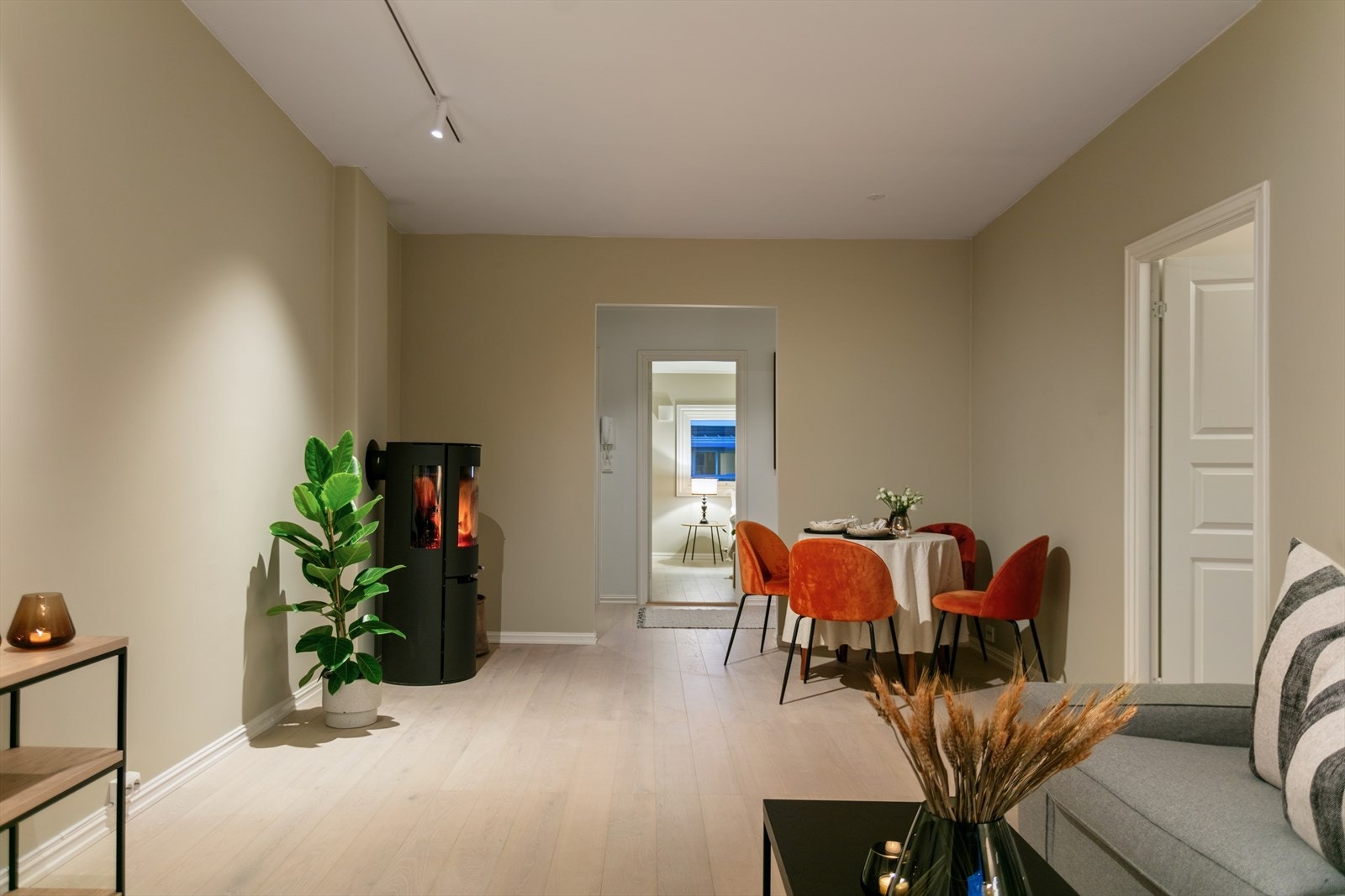 Leiligheten har en lys og fin planløsning med plass til både sofa og spiseseksjon. Galleribilde