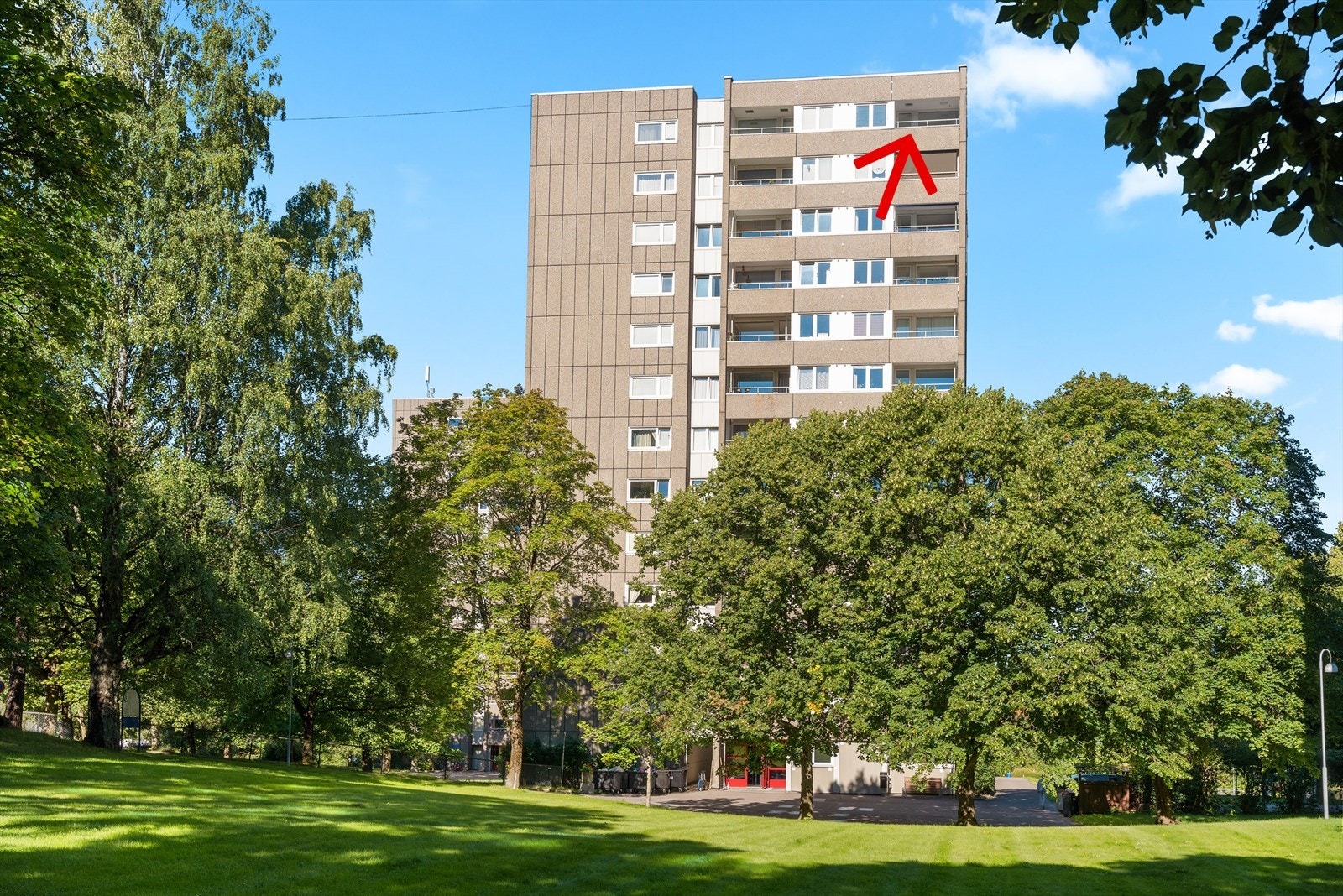 Boligen er lokalisert midt i hjertet av Haugerud med marka rett utenfor døren. Galleribilde