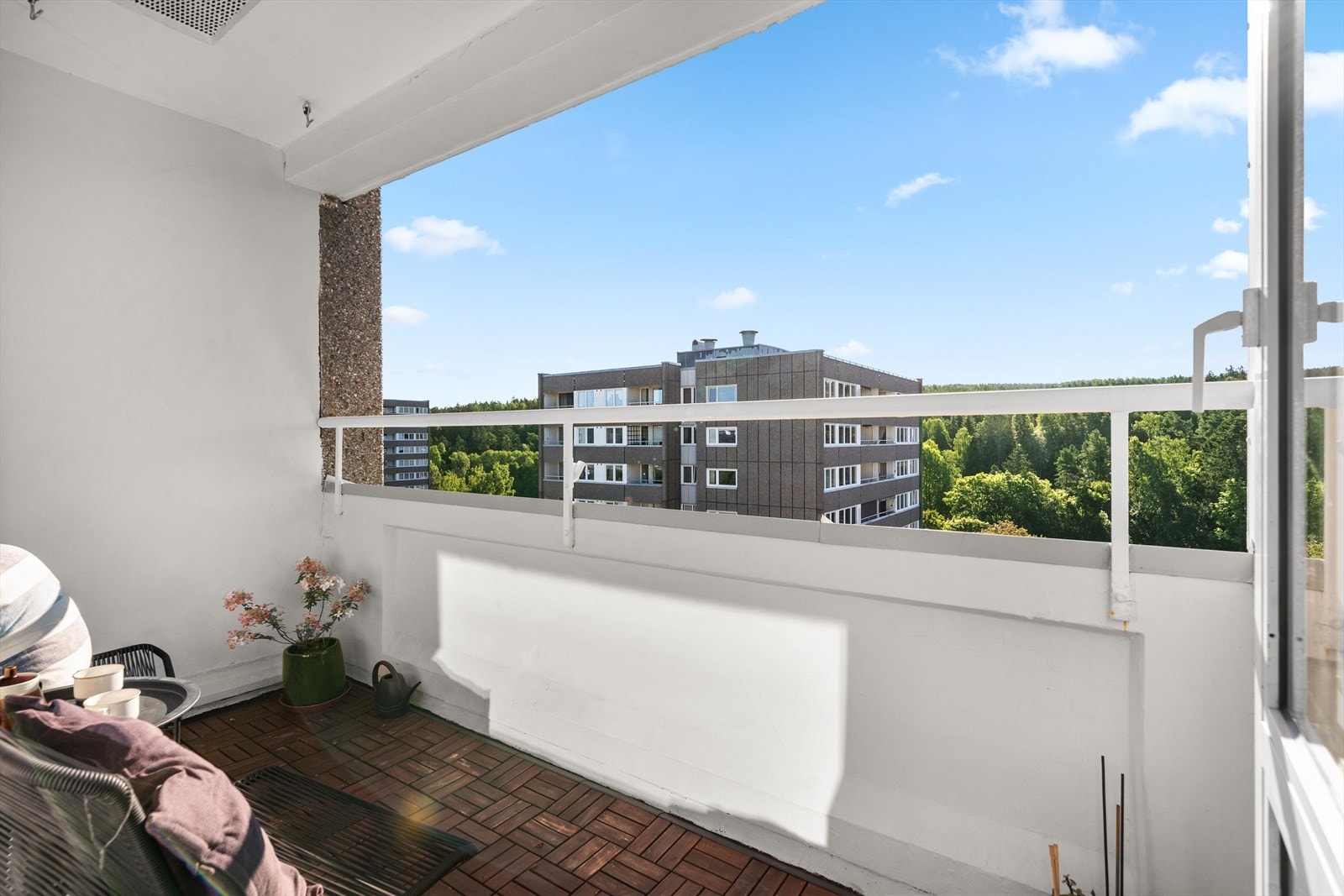 Sydvestvendt balkong på 5 kvm. Utstyrt med stikkontakt, varmelamper og markise. Galleribilde