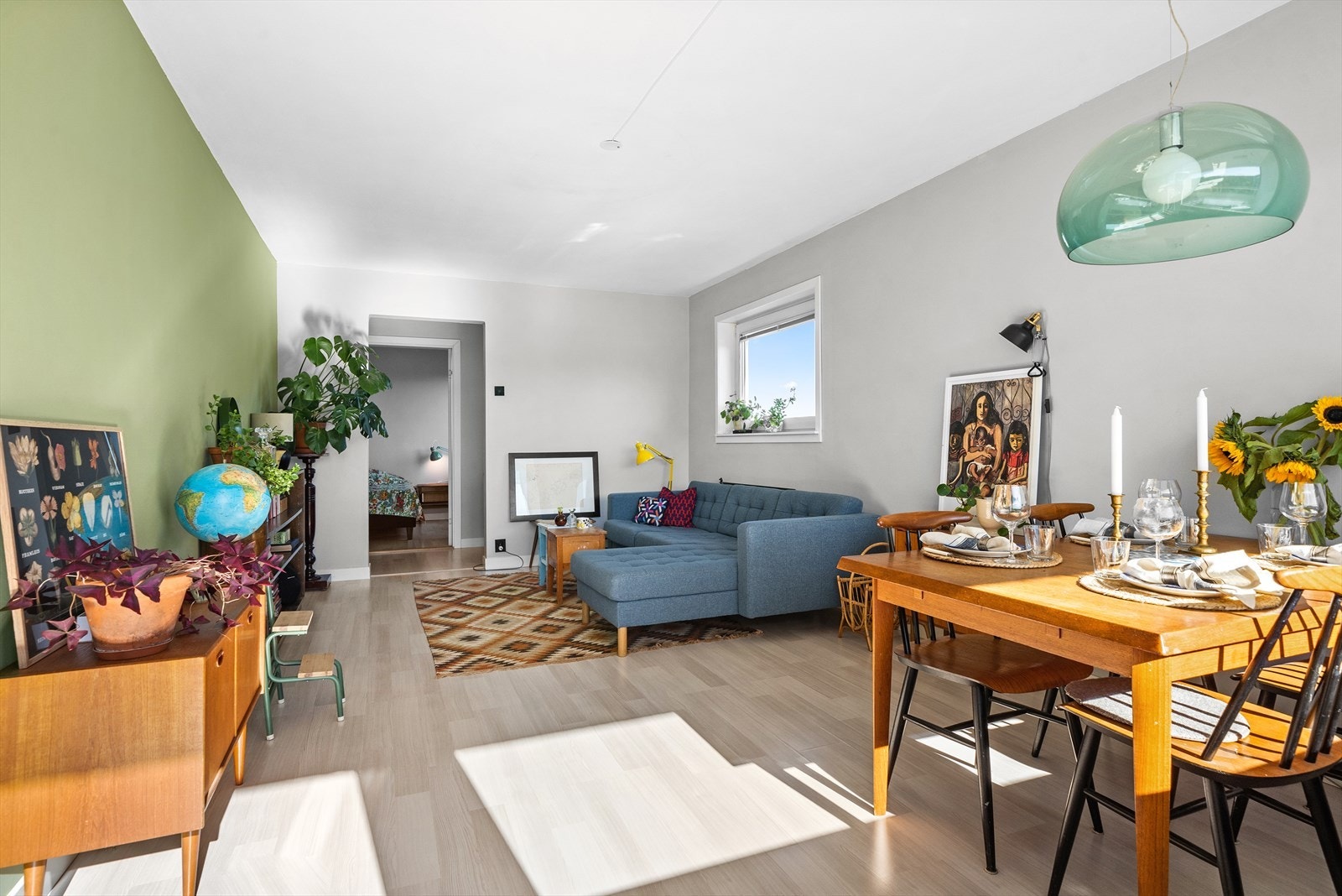 God plass til både spisebord og sofagruppe. Galleribilde