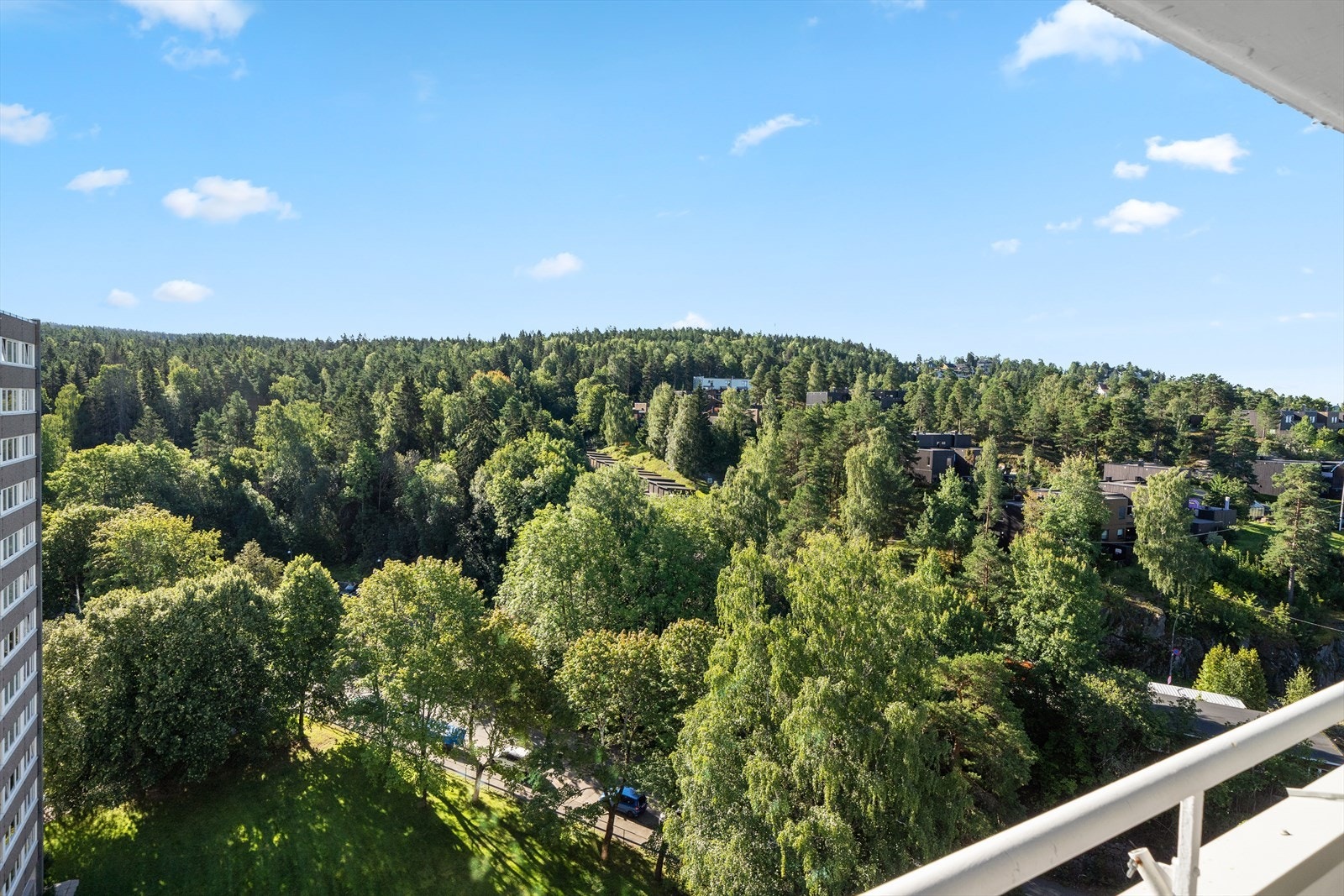 Flott utsikt fra balkongen - Borettslaget grenser til Østmarka med omfattende tur og rekreasjonsterreng. Lutvannet er ca 900 meter gange fra boligen. Galleribilde