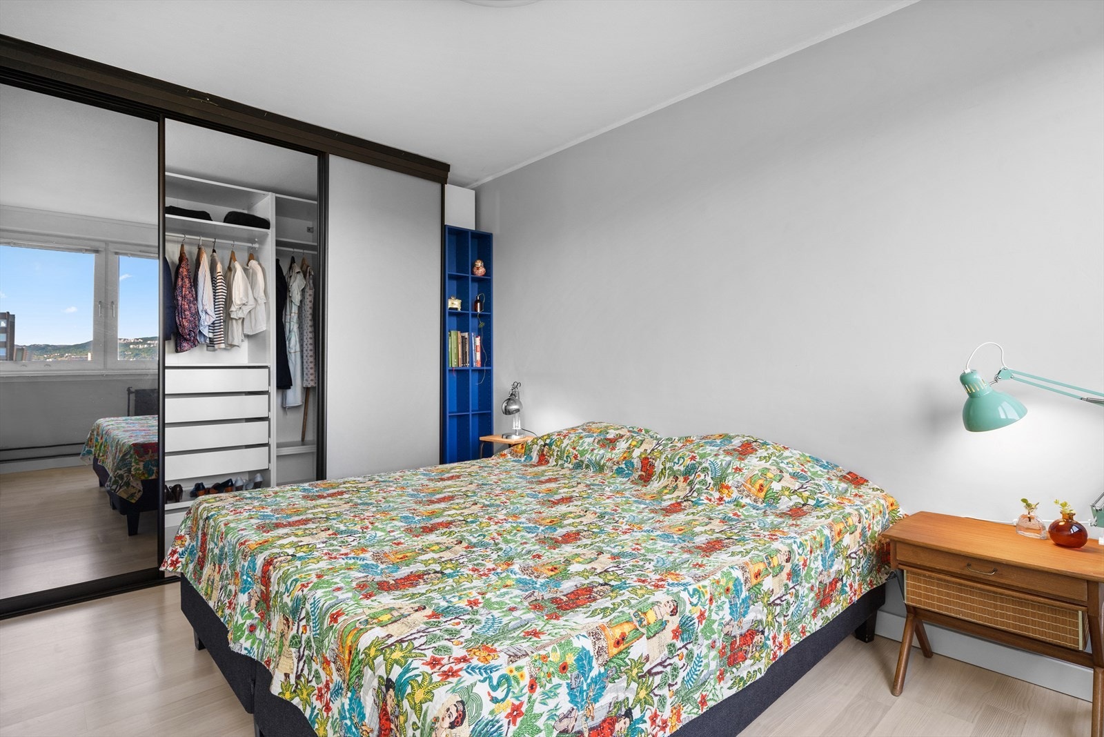 Godt med oppbevaringsplass i walk-in closet. Galleribilde