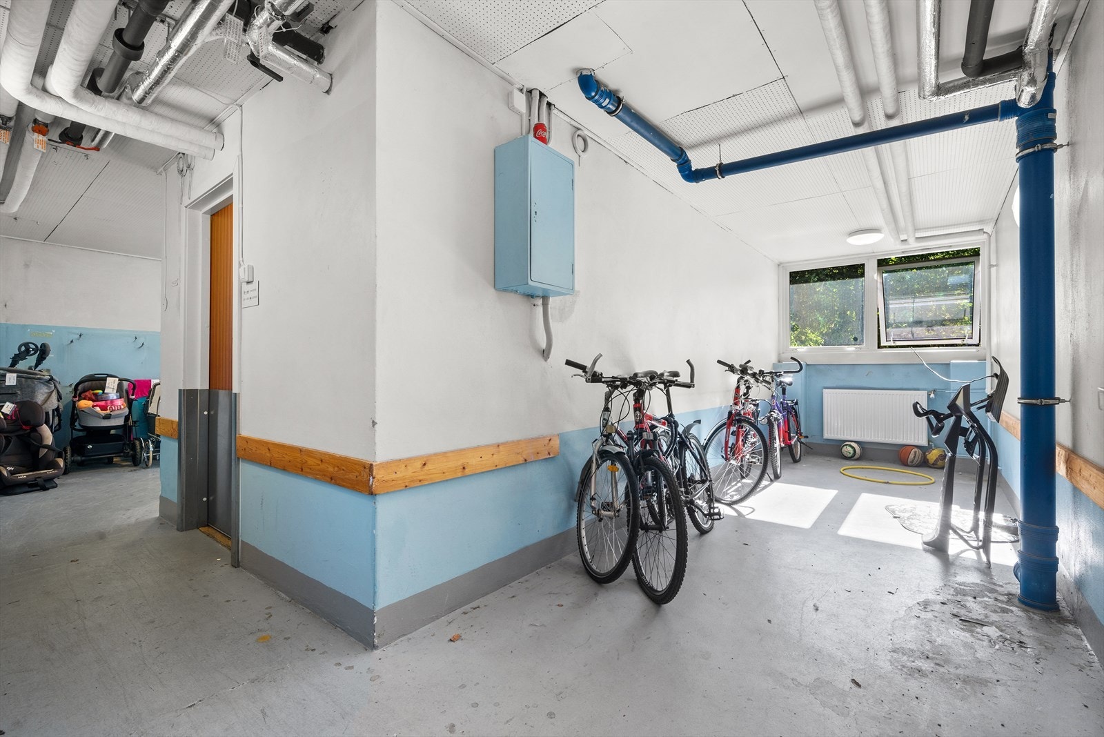 Egen plass for sykler og barnevogner i felles kjellerareal. Galleribilde