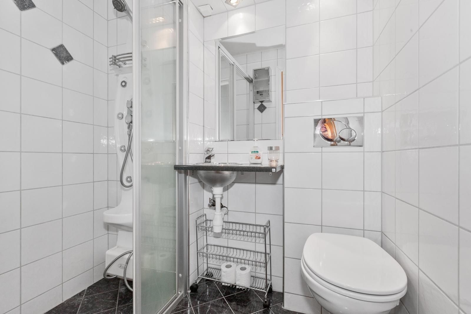 Badet er flislagt og har varme i gulvet Galleribilde