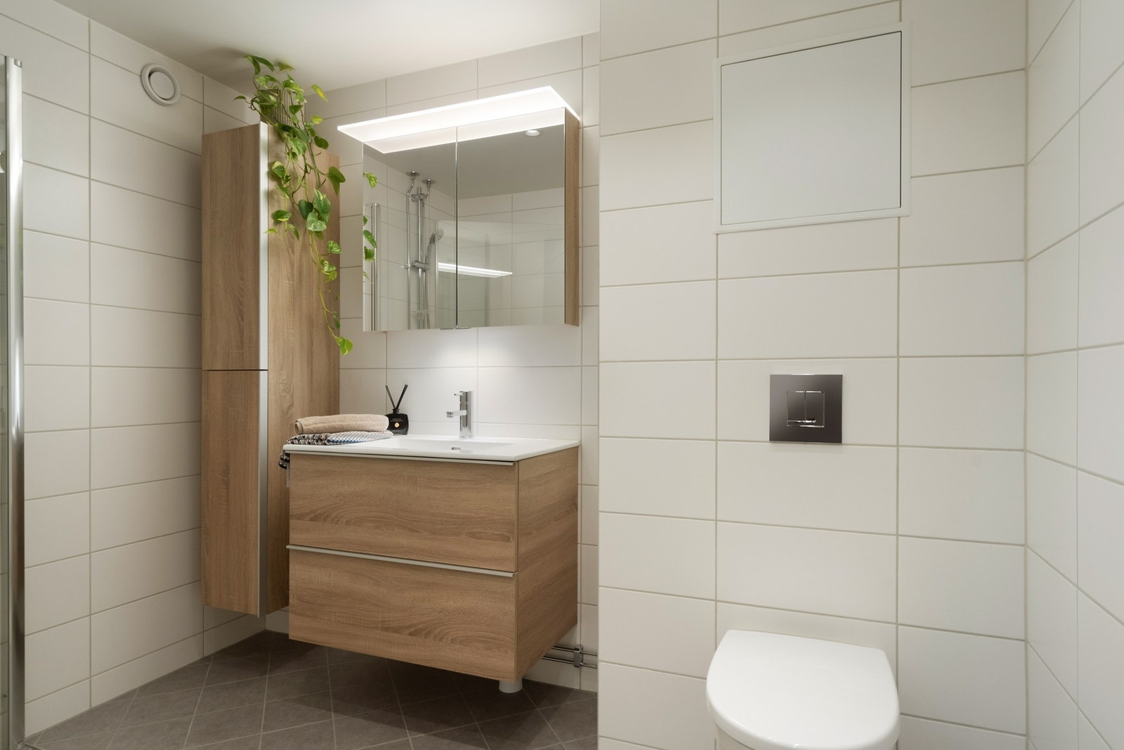 Badet har romslig innredning og vegghengt toalett. Galleribilde