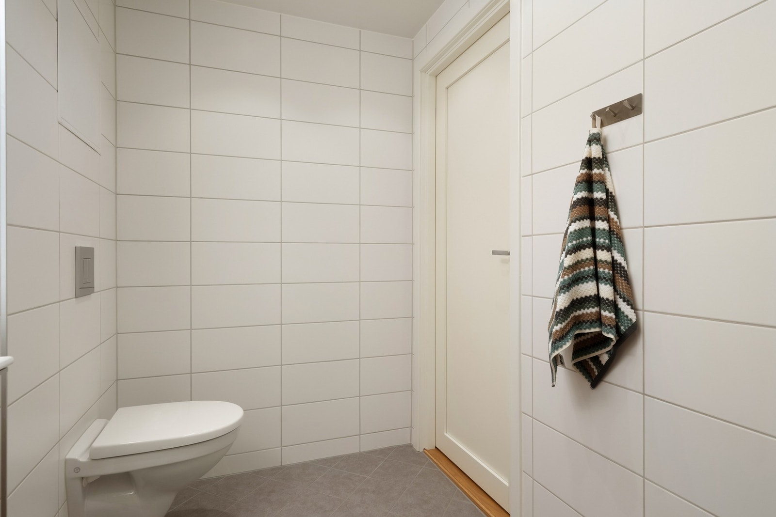 Delikat flislagt bad med gulvvarme fra 2019. Galleribilde