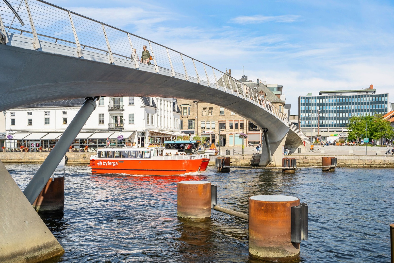 Fredrikstad sentrum med byens gratisferge ligger i sykkelavstand. Galleribilde