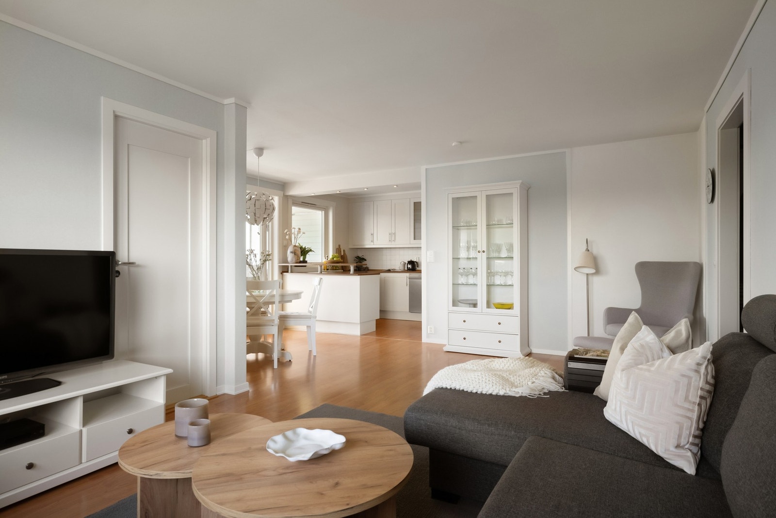Stuen er fint delt opp i soner, adkomst til hovedsoverom fra stuen. Galleribilde