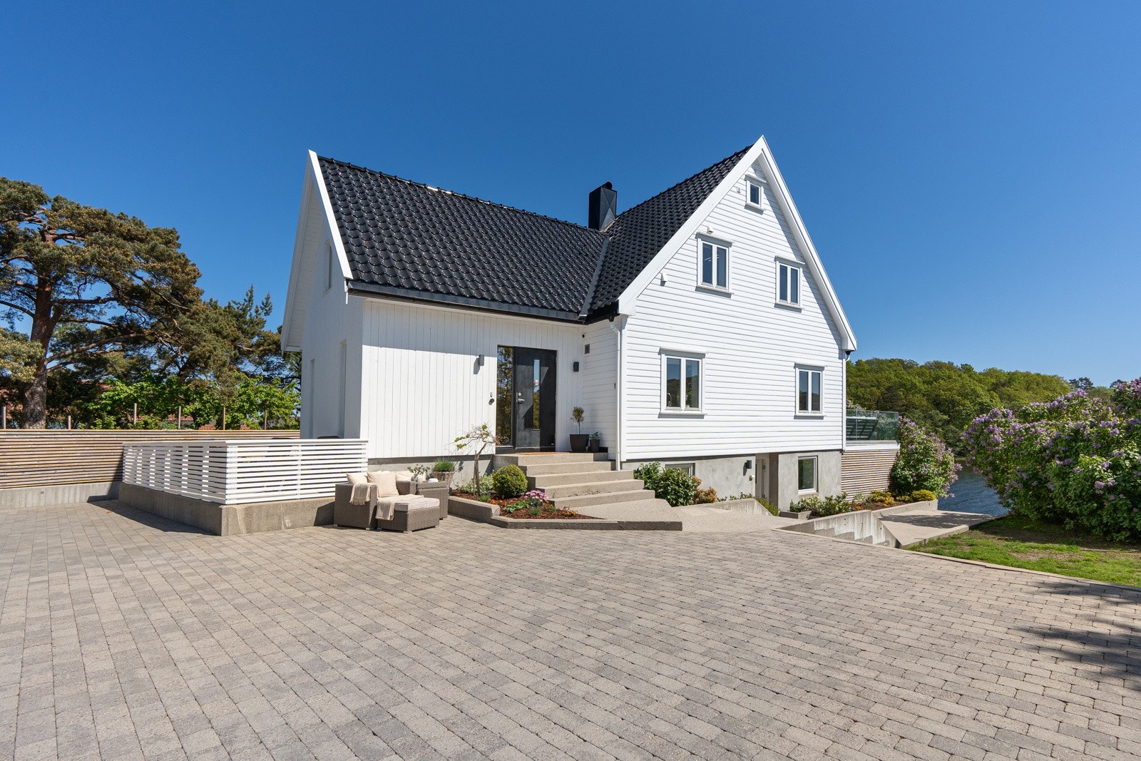 Huset med den store gårdsplassen utenfor Galleribilde