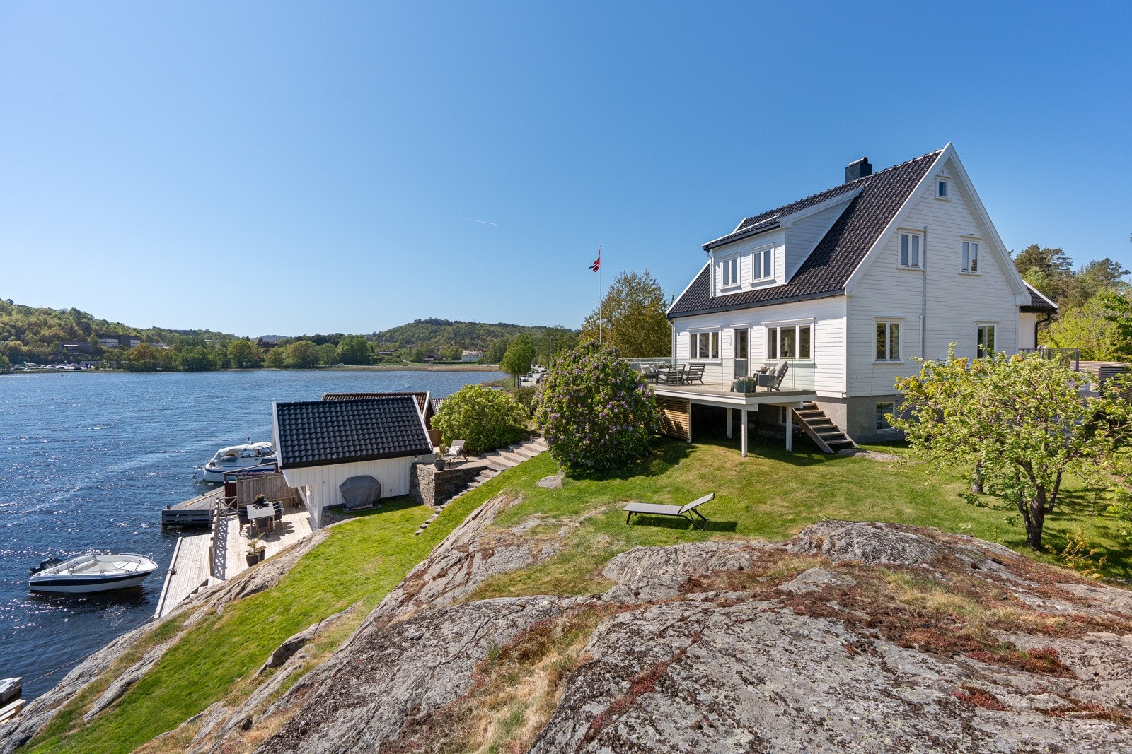 Del av tomten utenfor huset Galleribilde