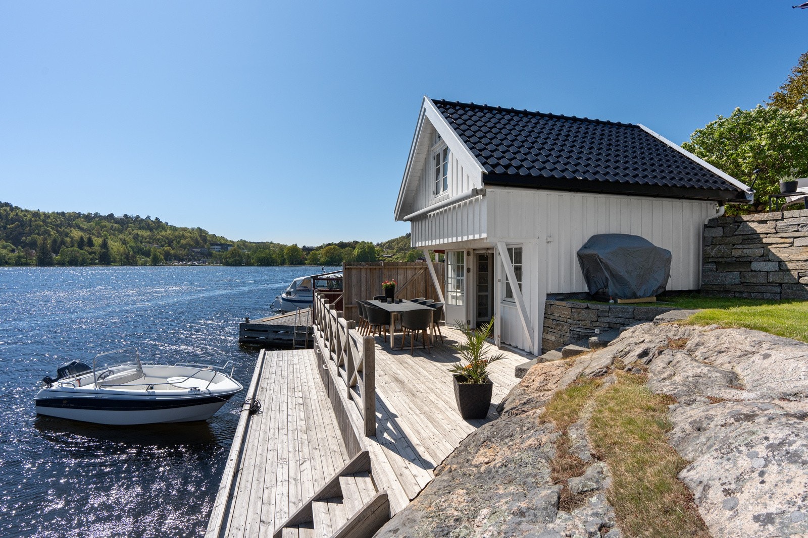 Sjøbua med brygge utenfor Galleribilde