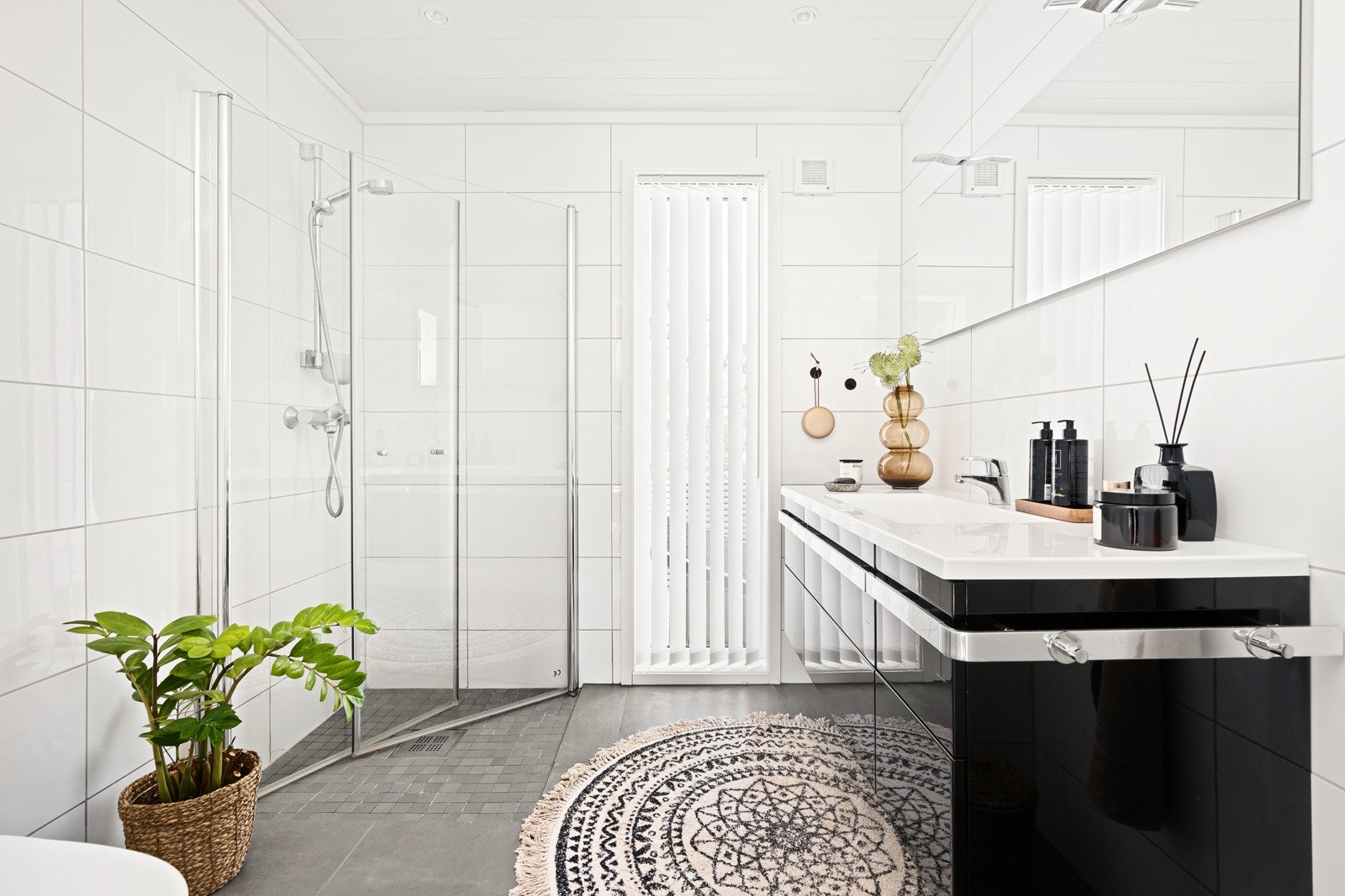 Romslig dusjbad med wc i 1.etg. Galleribilde