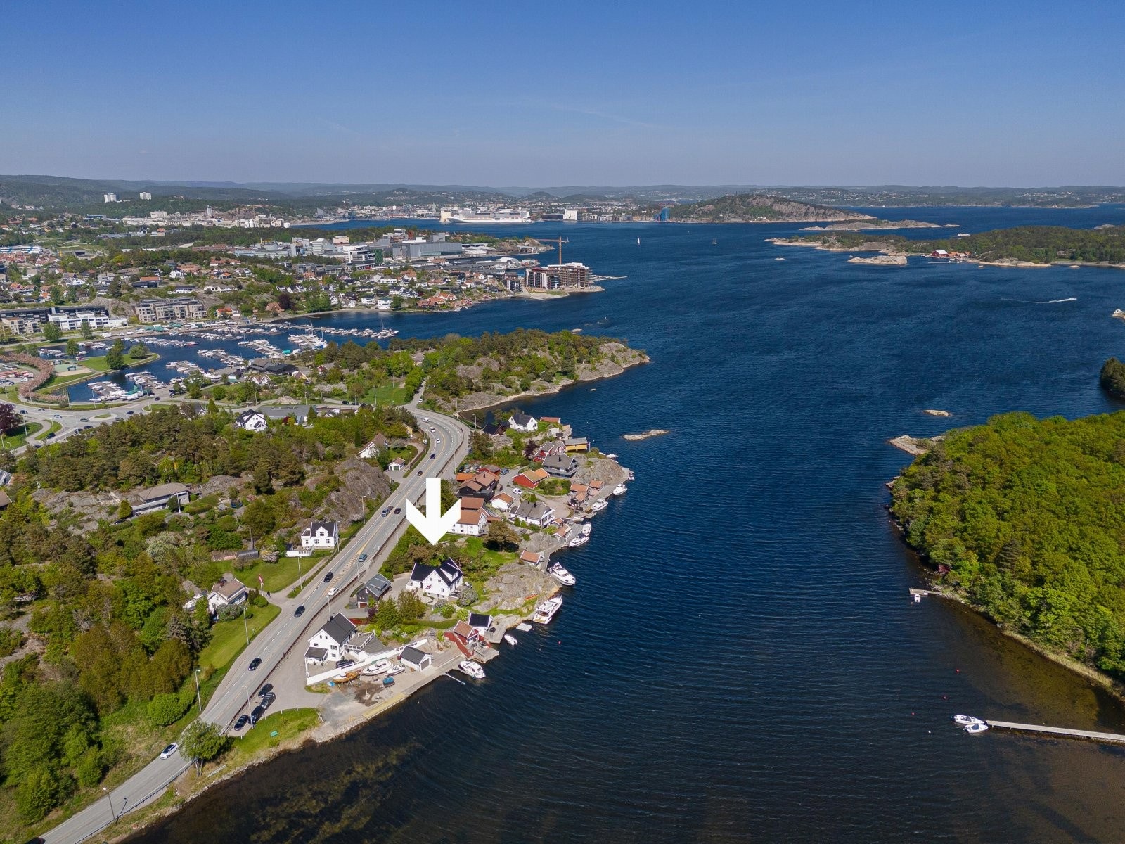 Dronebilde av området med pil mot huset Galleribilde