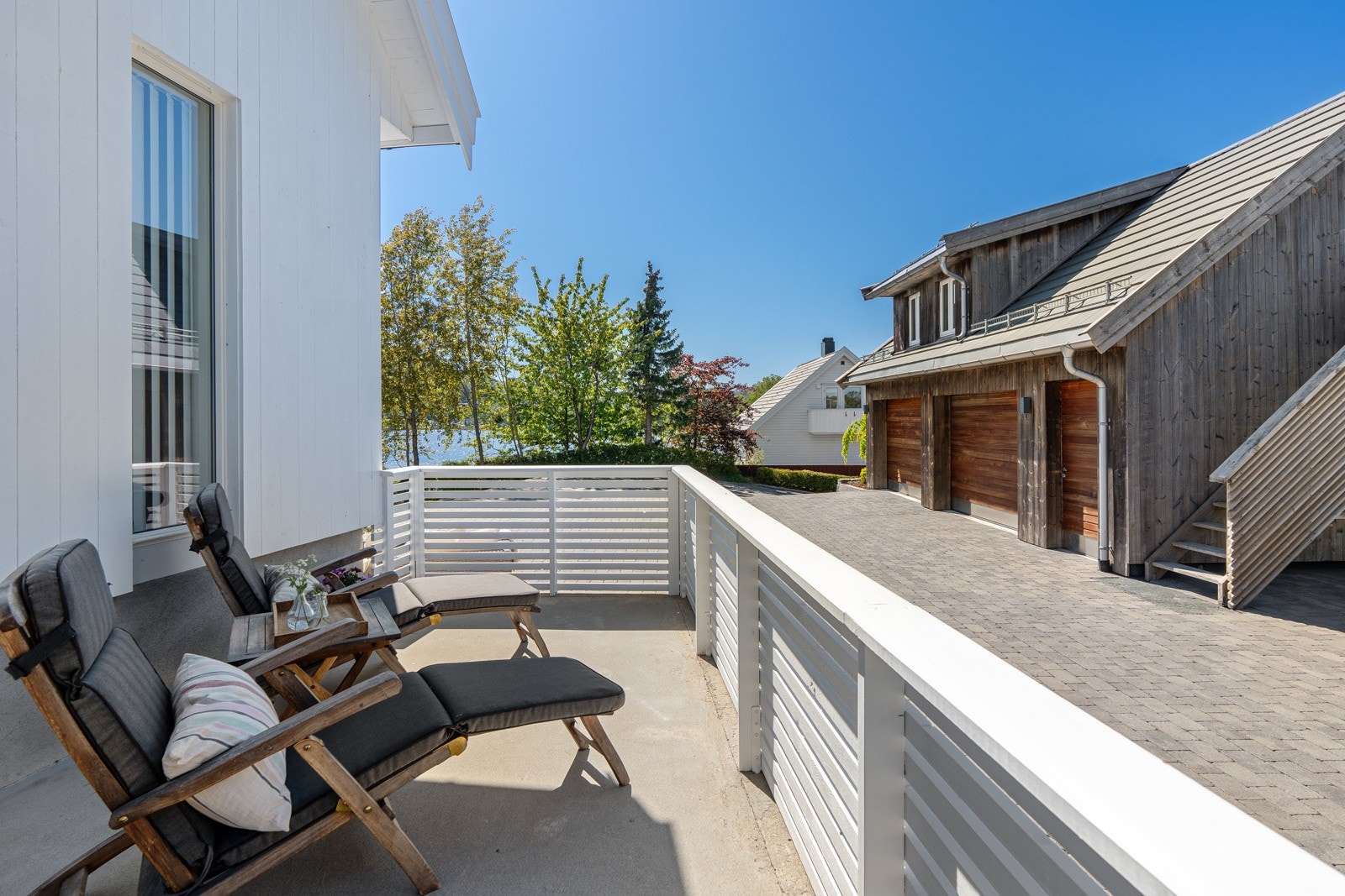 Fra veranda på siden av huset Galleribilde