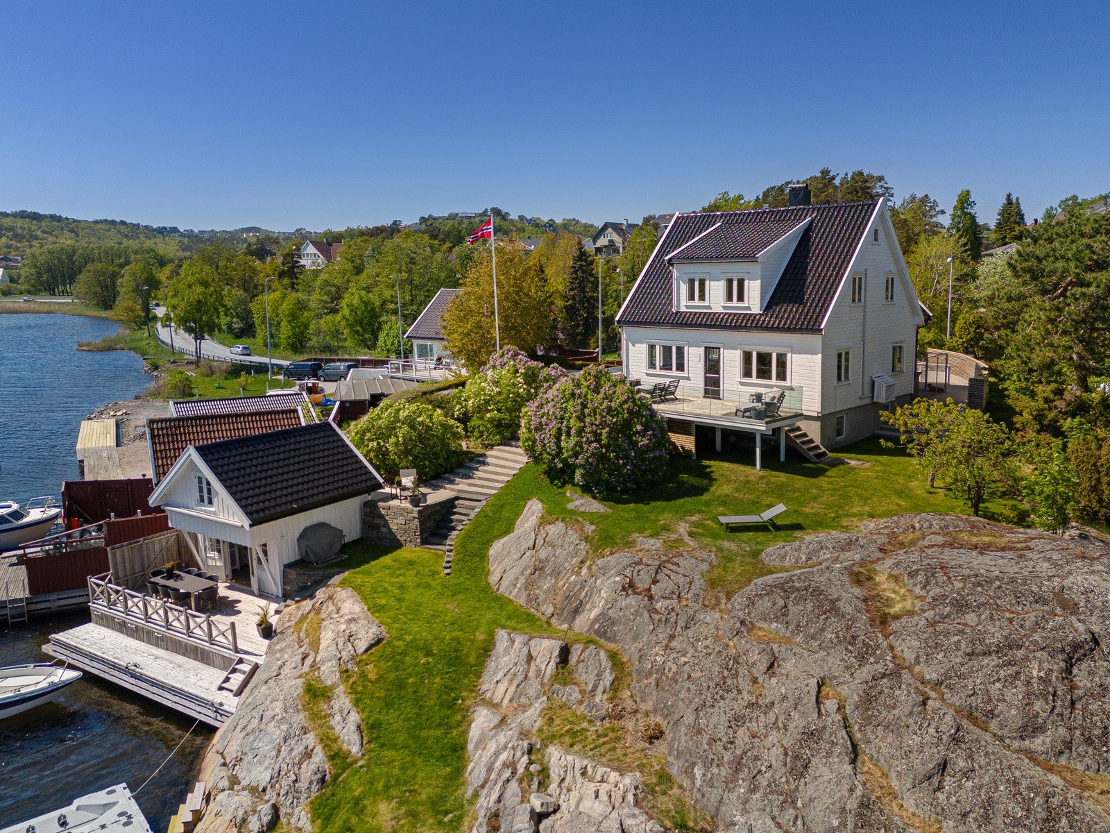 Eneboligen og sjøbua nedenfor Galleribilde