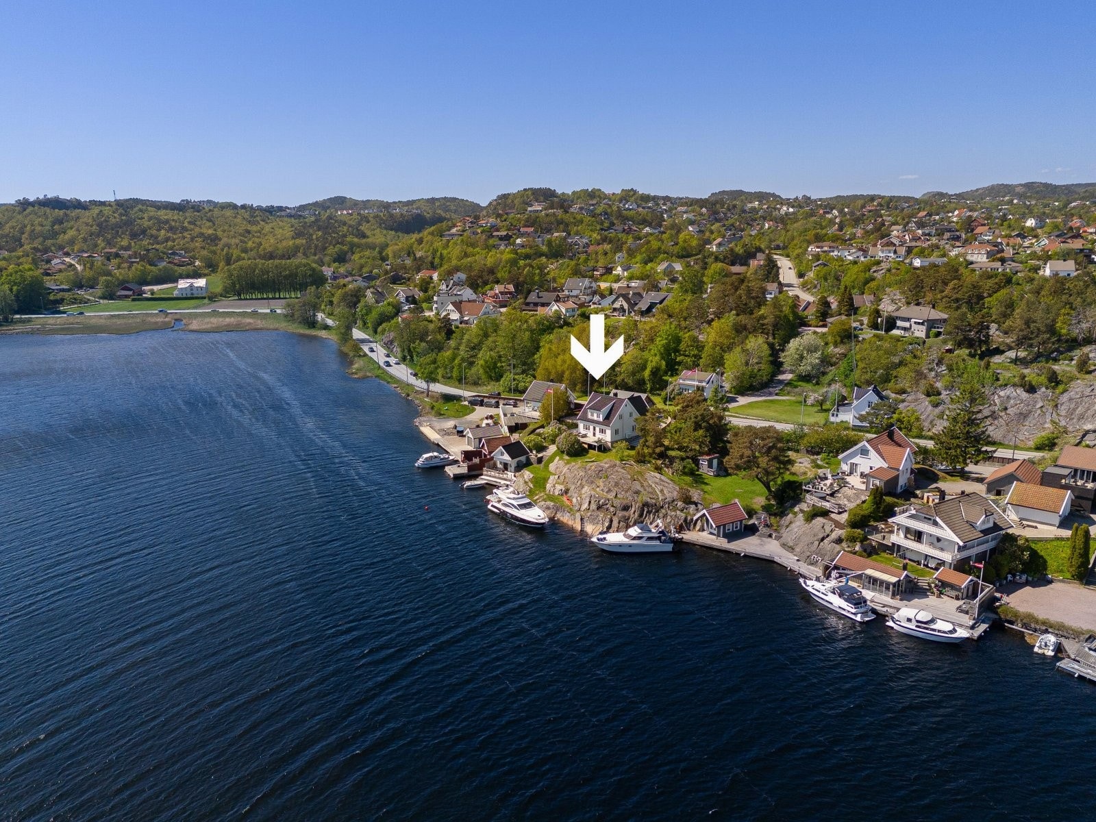 Dronebilde over området med pil mot eiendommen Galleribilde