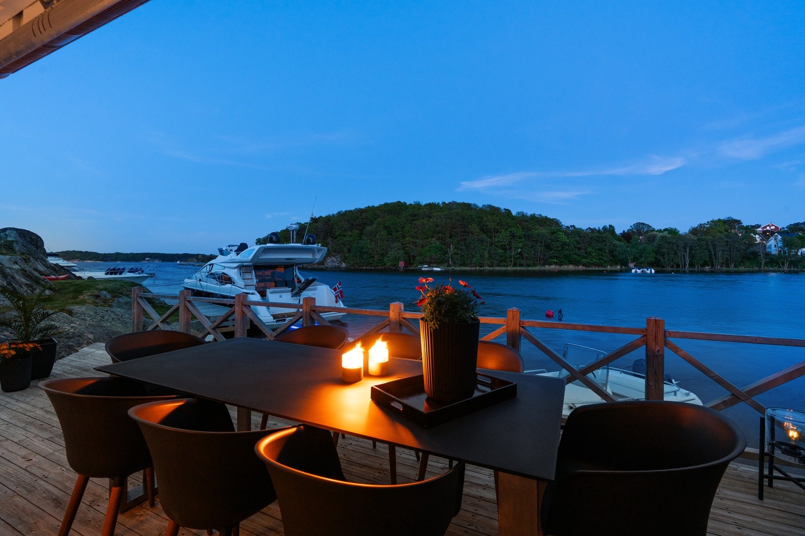 Stemningsbilde fra terrasse utenfor sjøbua Galleribilde