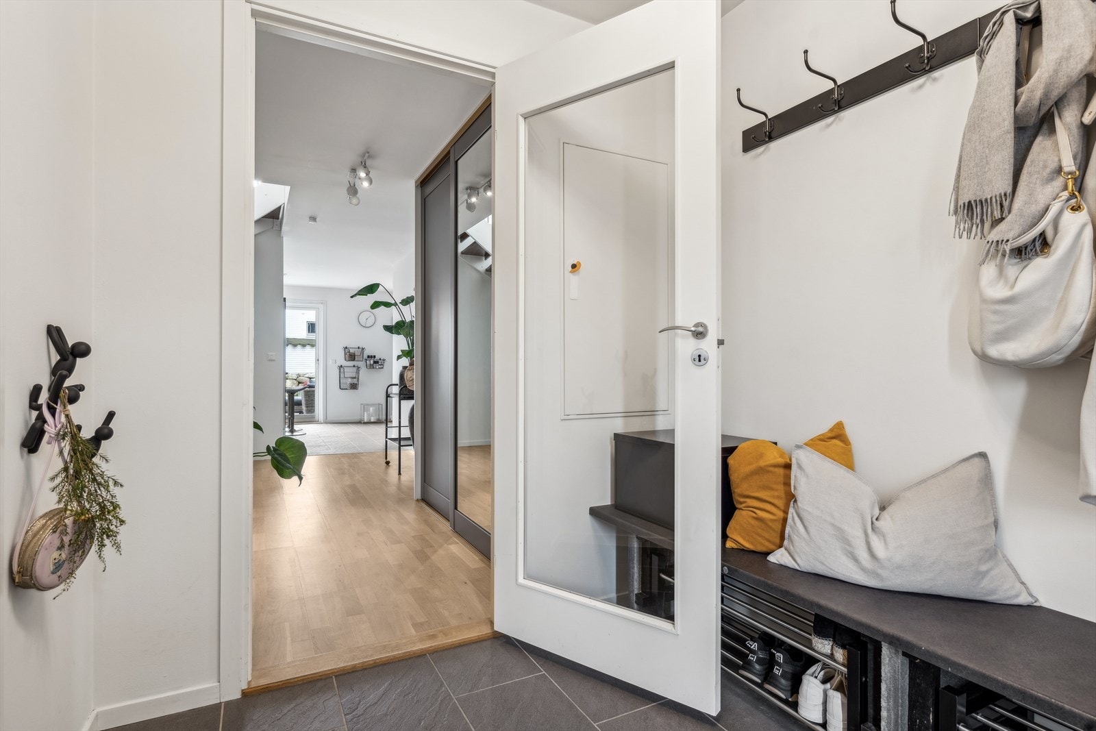 Velkommen inn! Entréen gir et fint førsteinntrykk. Her er god plass til yttertøy og sko. Fra gangen er det også adgang til en praktisk bod. Fliser med varmekabler. Galleribilde