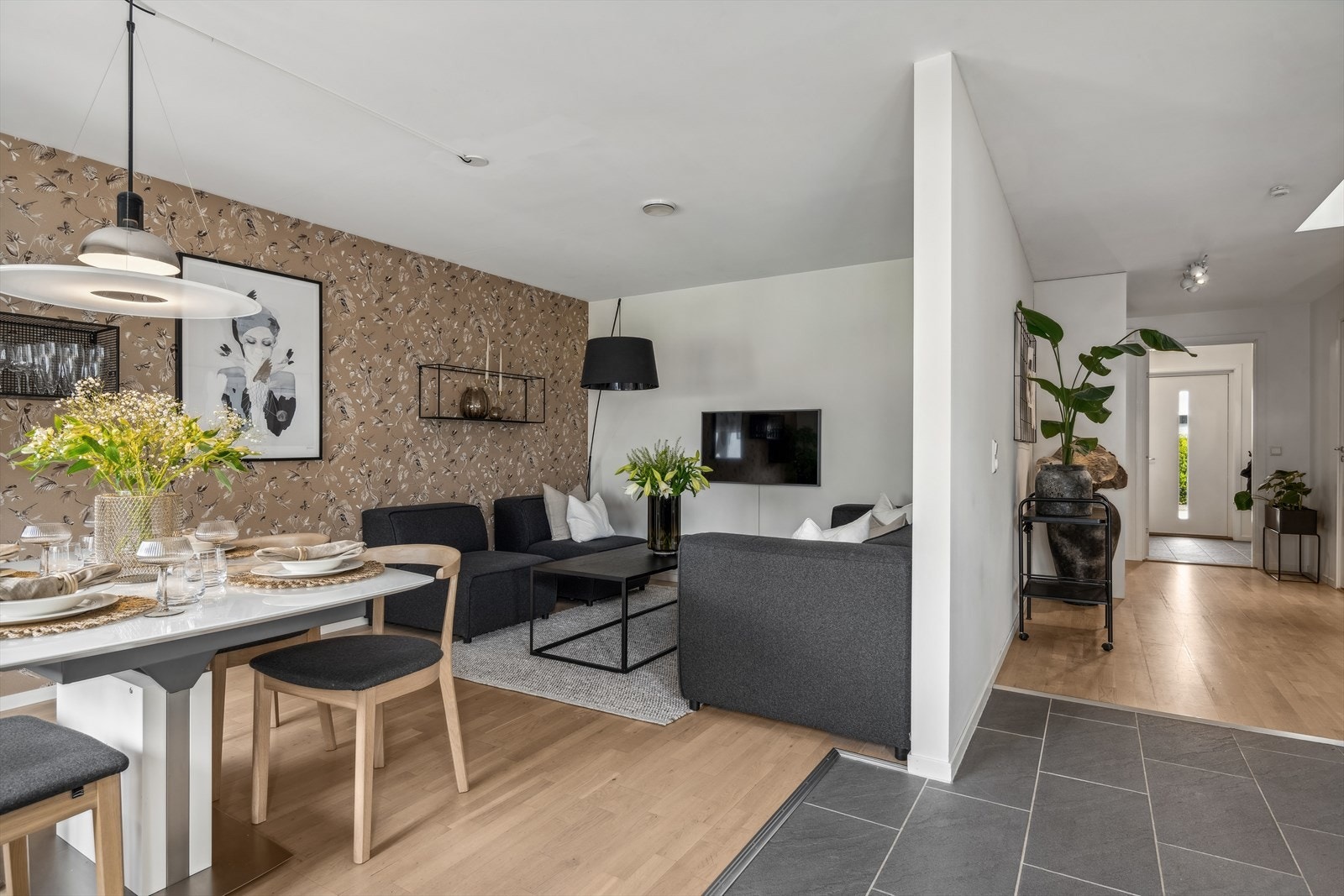 Lys og romslig stue med flere innredningsmuligheter. God plass til både sofa og spisegruppe. Galleribilde
