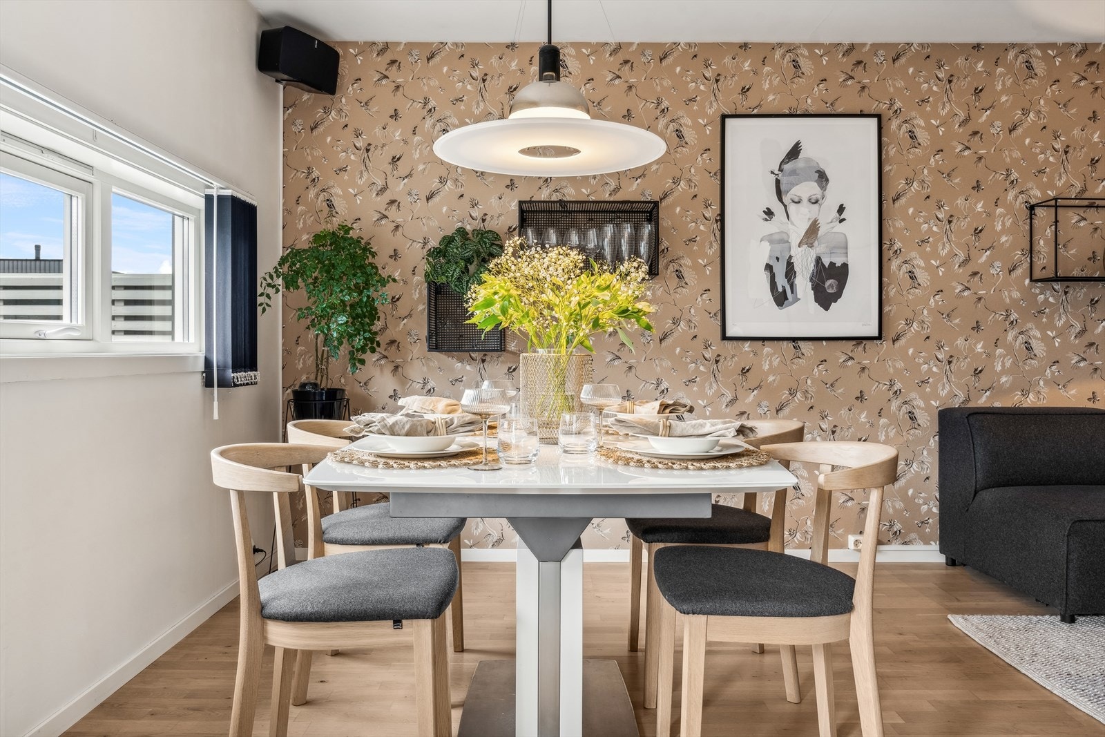 Rommet har flere innredningsmuligheter og god plass til både sofa og spisegruppe Galleribilde