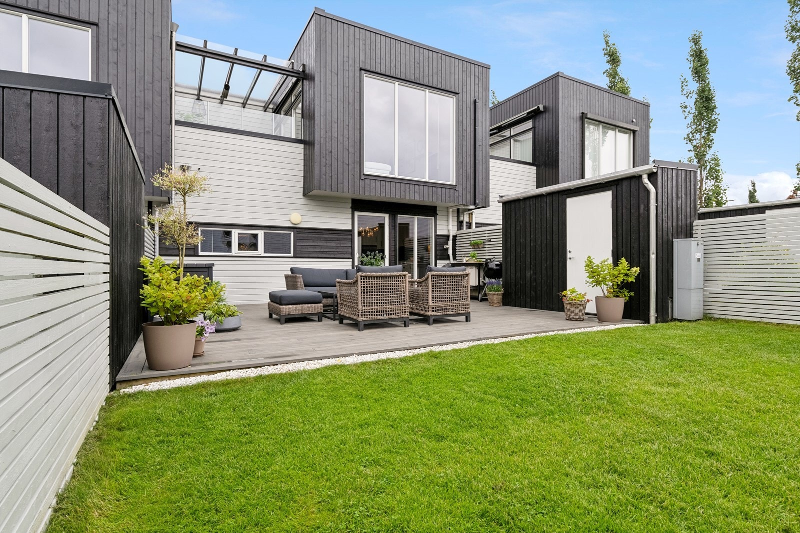 Fra stuen er det utgang til hage og terrasse med gode solforhold Galleribilde