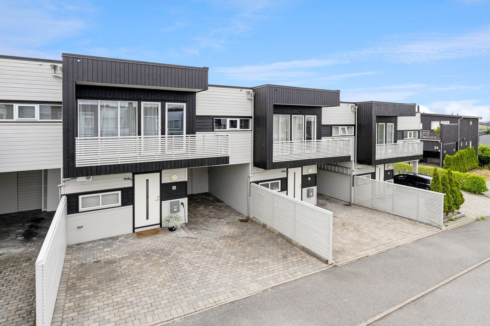 Boligen har ett romslig gårdsrom med carport. Easee elbillader er montert. Galleribilde