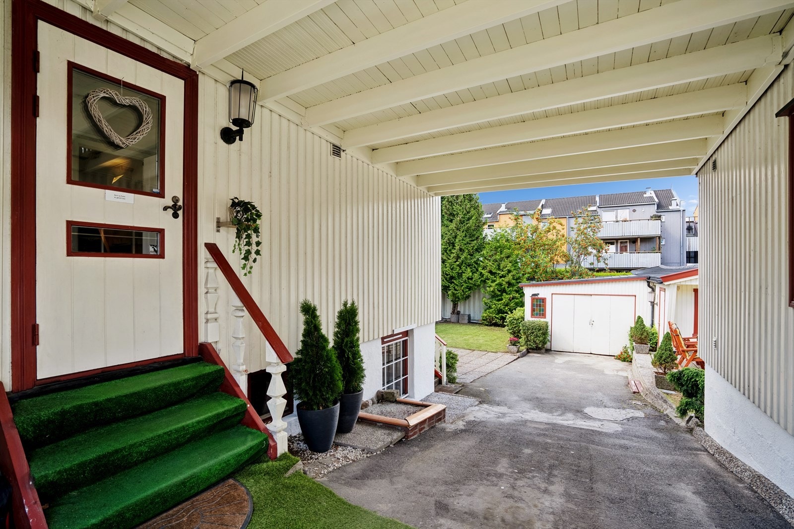 Overbygget inngangsparti med inngang til første etasje. På baksiden av huset er det separat inngang til kjelleretasjen. Galleribilde