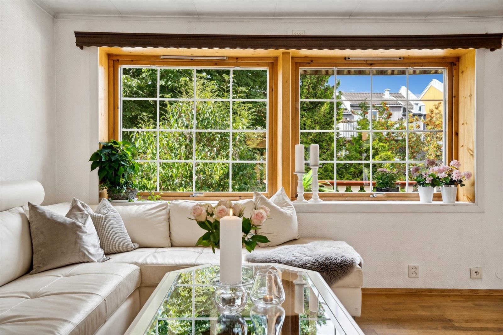 Store vindusflater gir gode lysforhold, samt fint utsyn mot hagen. Galleribilde