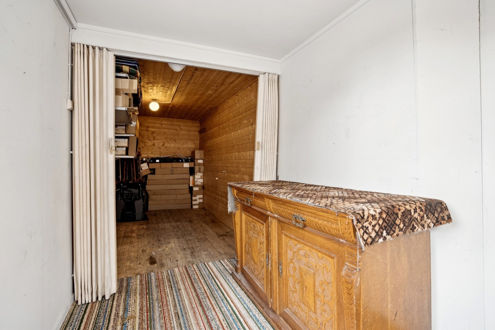 Eiendommen har mye oppbevaring/ lagringsplass. Galleribilde