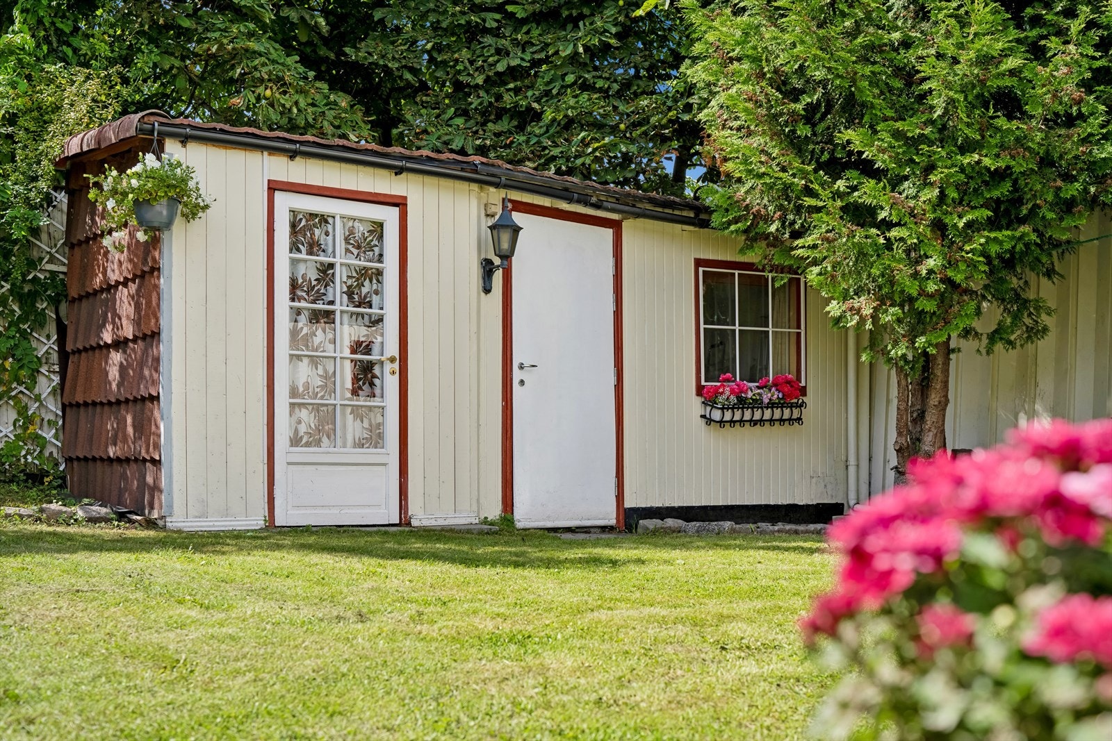 Her er det tilrettelagt for lek og moro. Det er oppført et koselig anneks, som bl.a. brukes til oppbevaring av hageutstyr. Galleribilde