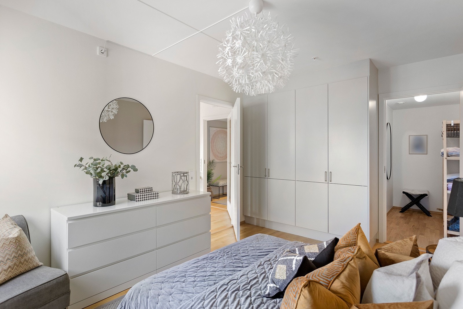 Fra soverommet er det adkomst til praktisk innvendig bod/walk-in closet Galleribilde