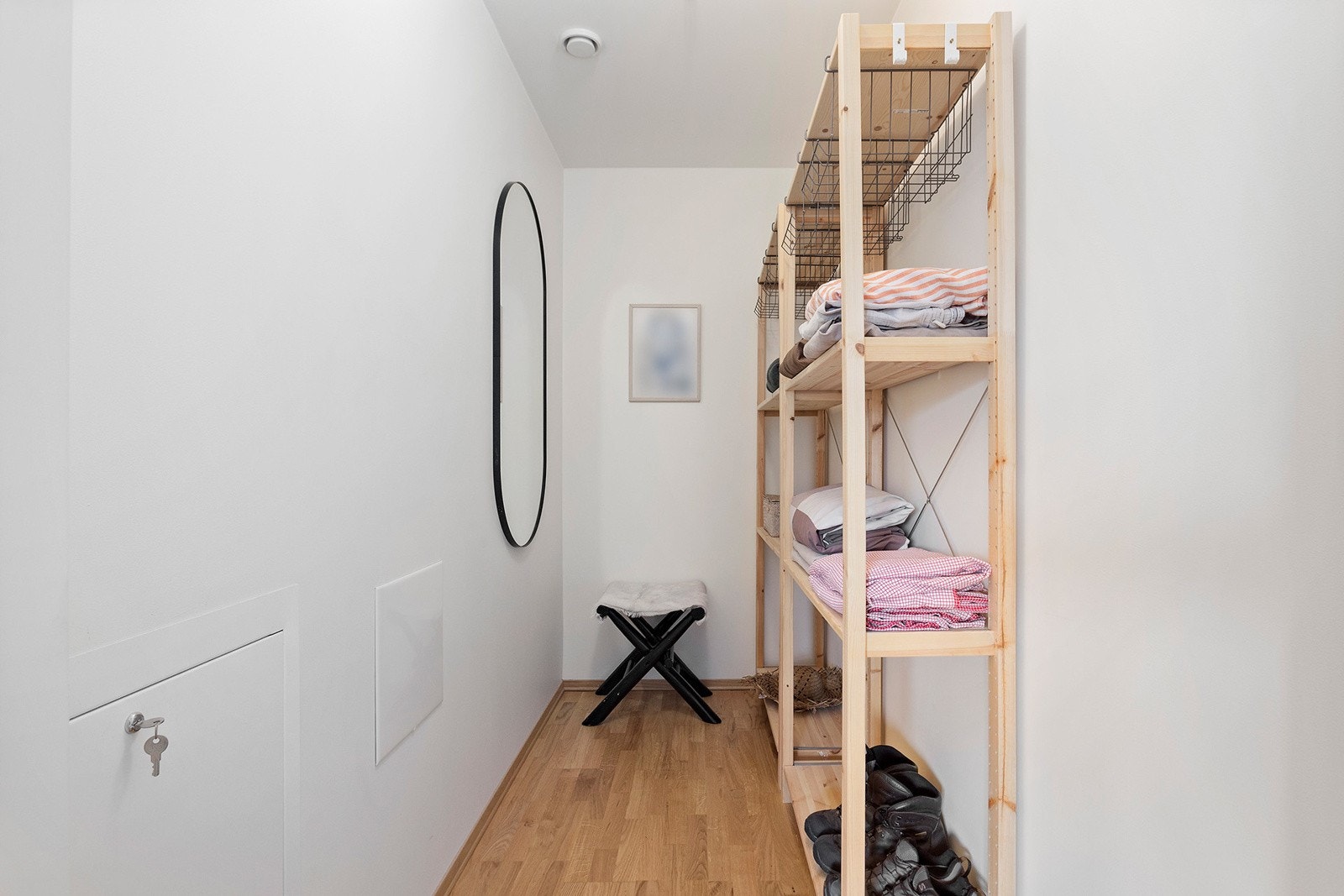 Fra soverom er det adkomst til innvendig bod med hyller og gode lagringsmuligheter Galleribilde