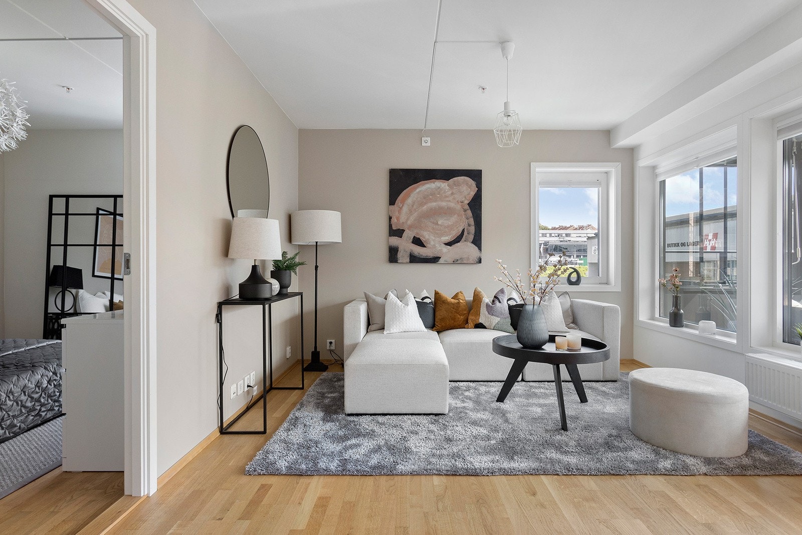 Parkett på gulv og malte slette vegger Galleribilde