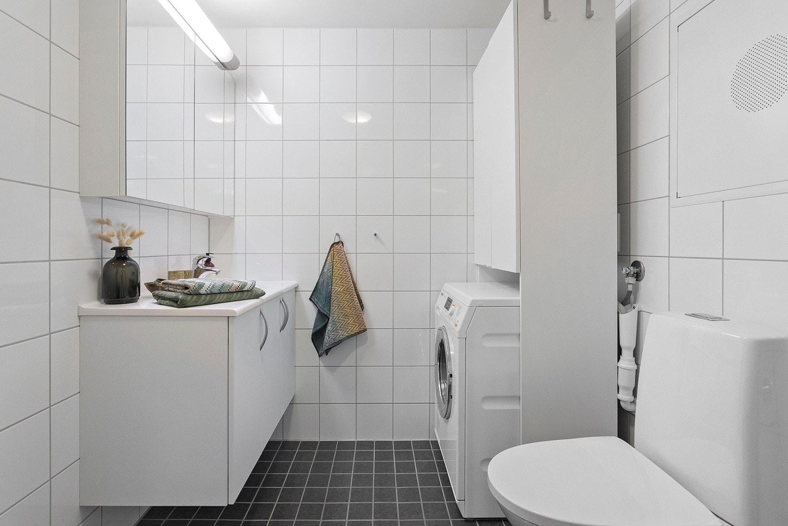 Badet har varme i gulv og opplegg til vaskemaskin Galleribilde