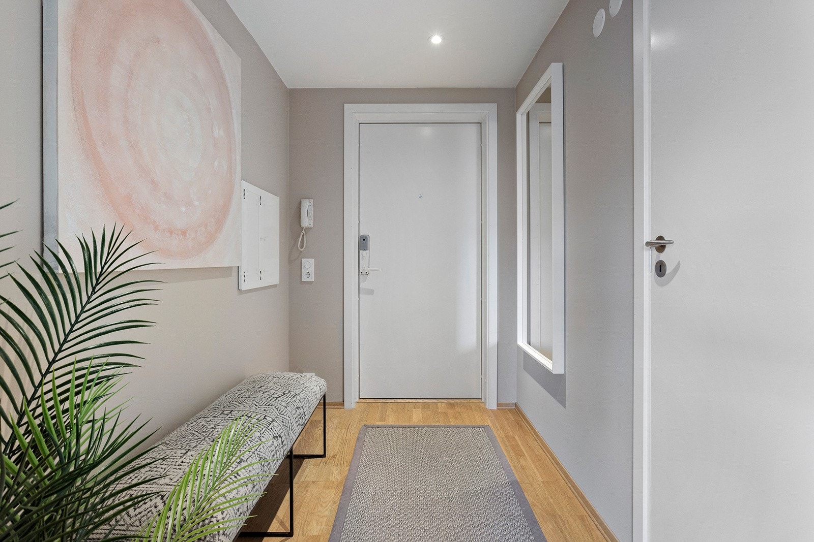 Etré har dørcalling og downlights i tak Galleribilde