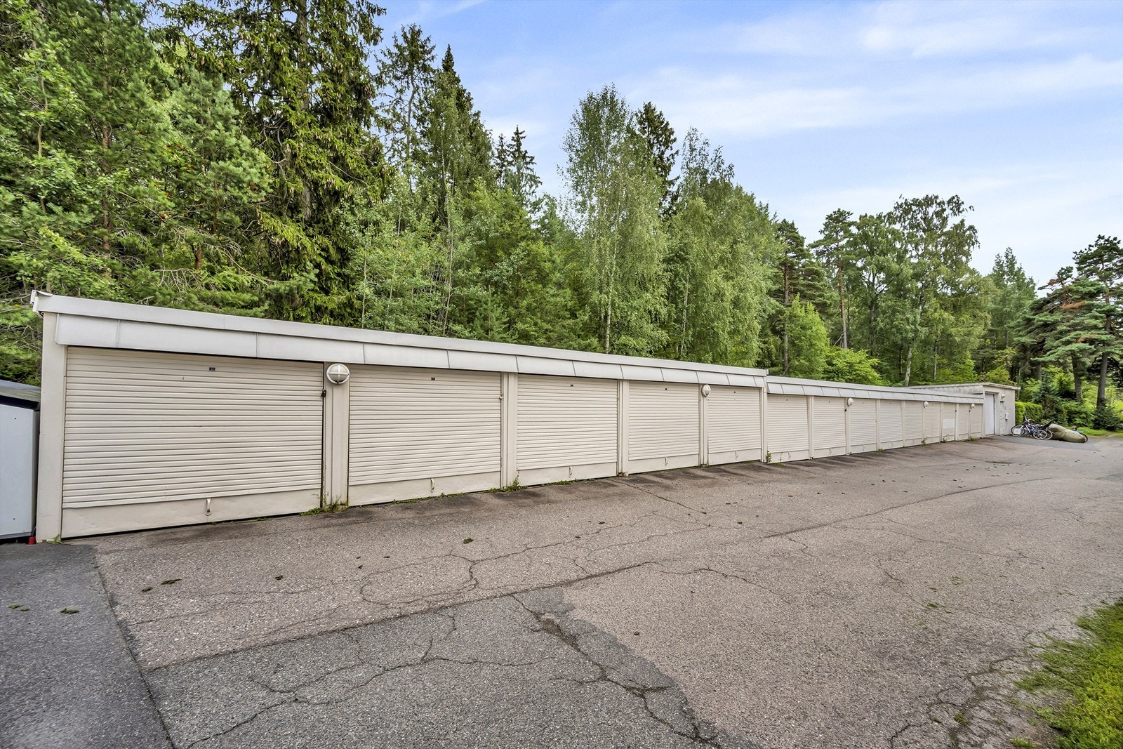 Styret leier ut parkeringsplasser/garasjer etter venteliste. Ventelistene oppdateres jevnlig på Vibbo. Galleribilde