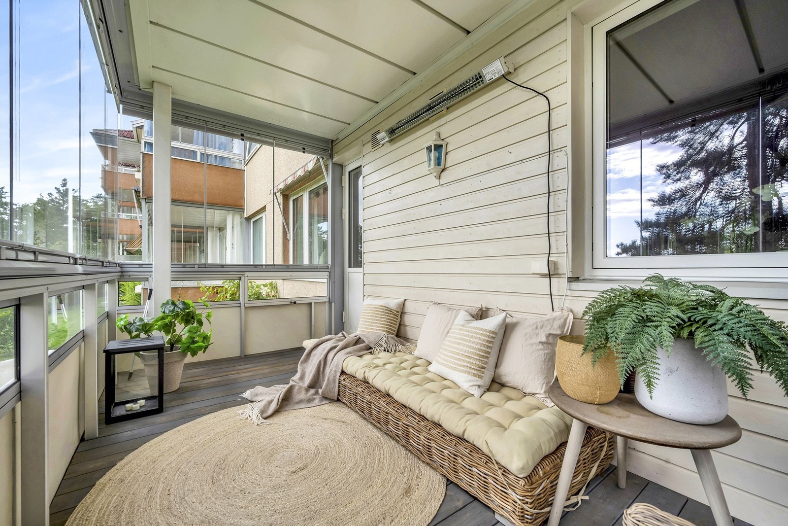Fra stuen er det utgang til innglasset balkong. Galleribilde