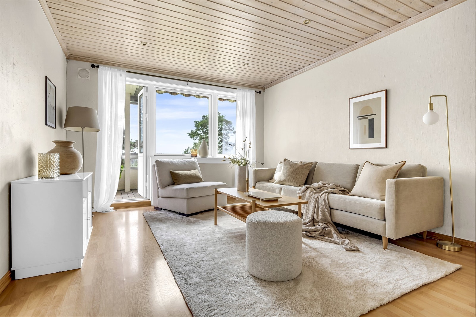 Lys, trivelig stue. Galleribilde