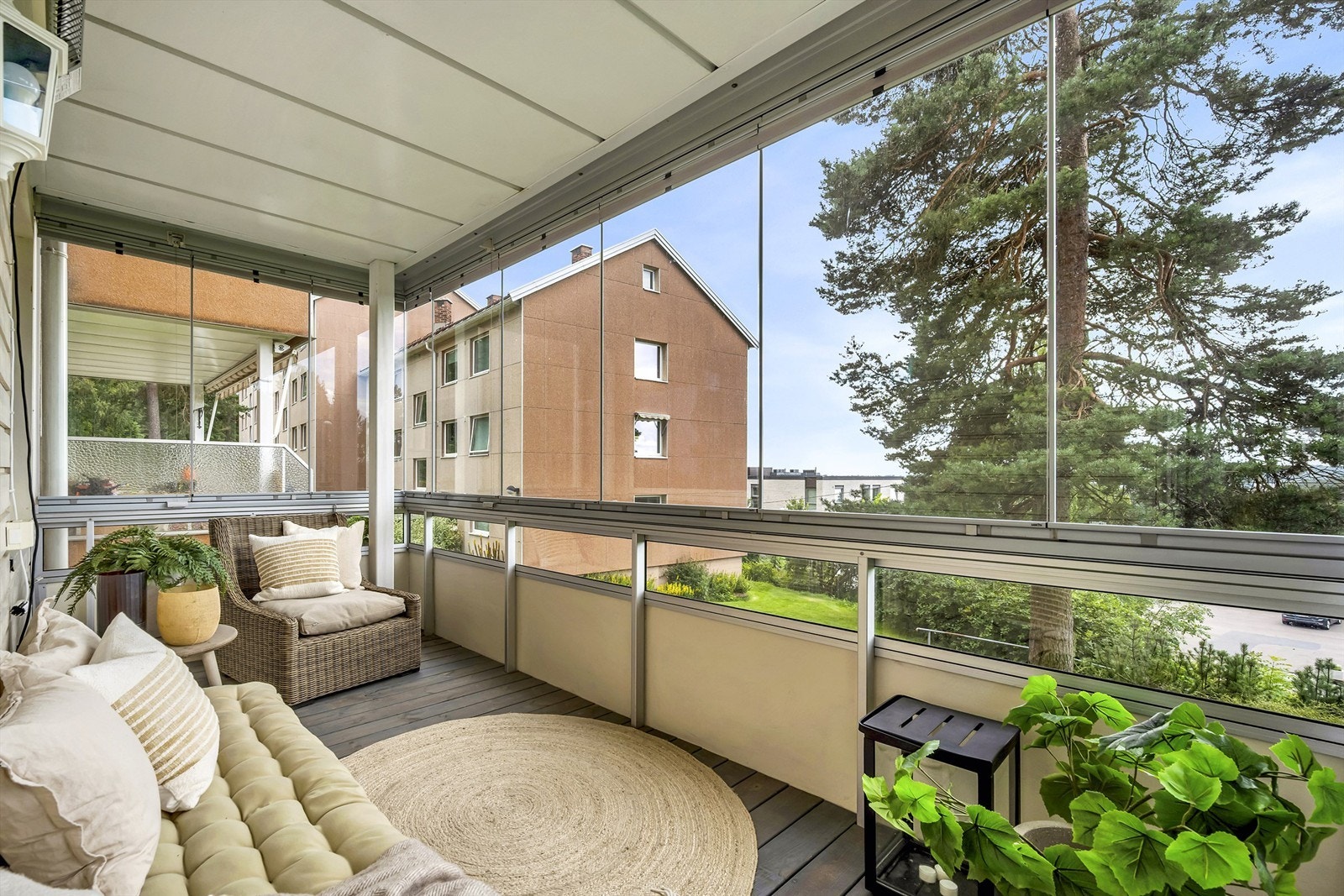 Sydvestvendt, innglasset balkong på 8 kvm med luftig og nydelig utsikt! Galleribilde