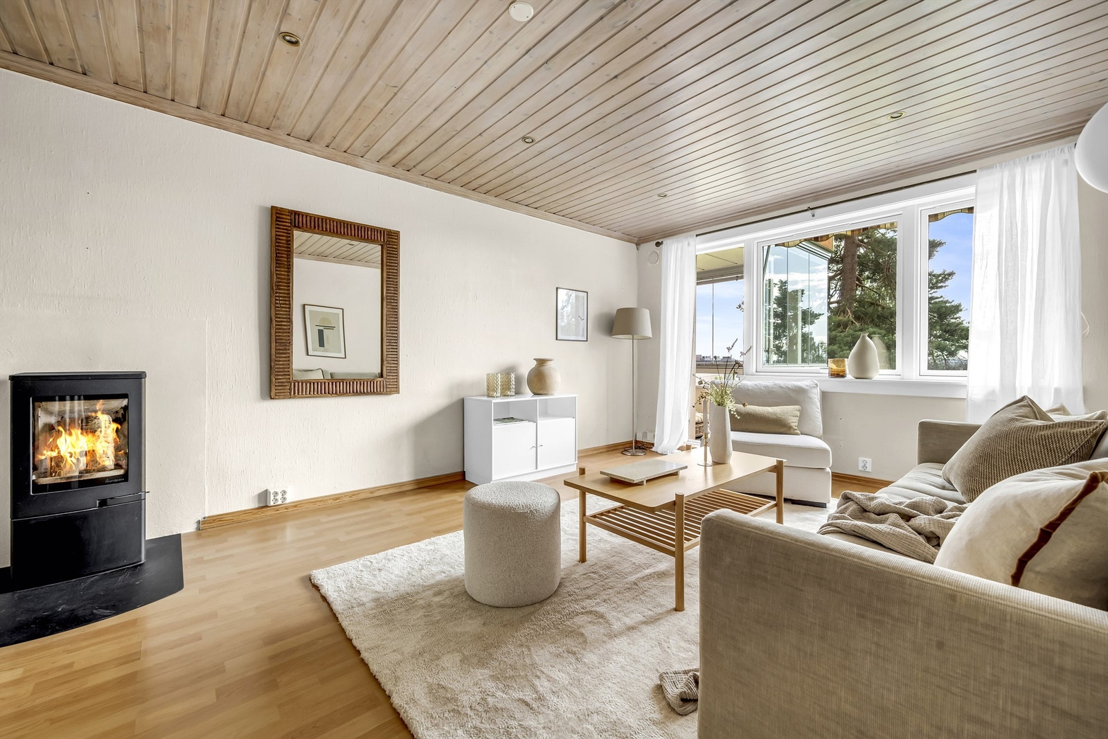 I stuen er det en praktisk vedovn som varmer godt på kalde vinterdager. Galleribilde