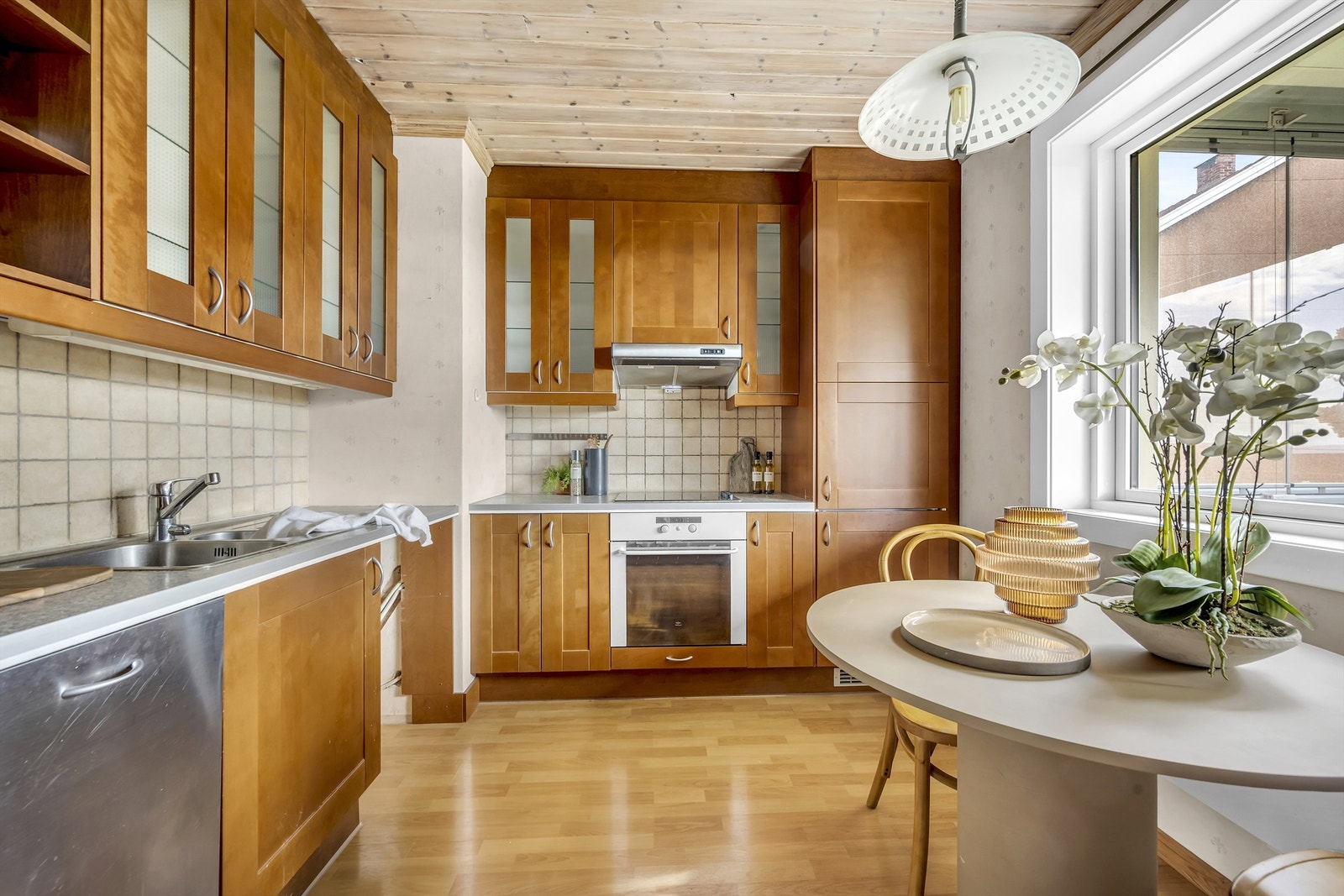 IKEA kjøkkeninnredning fra 2003 med profilerte fronter, og benkeplate av laminat. Galleribilde