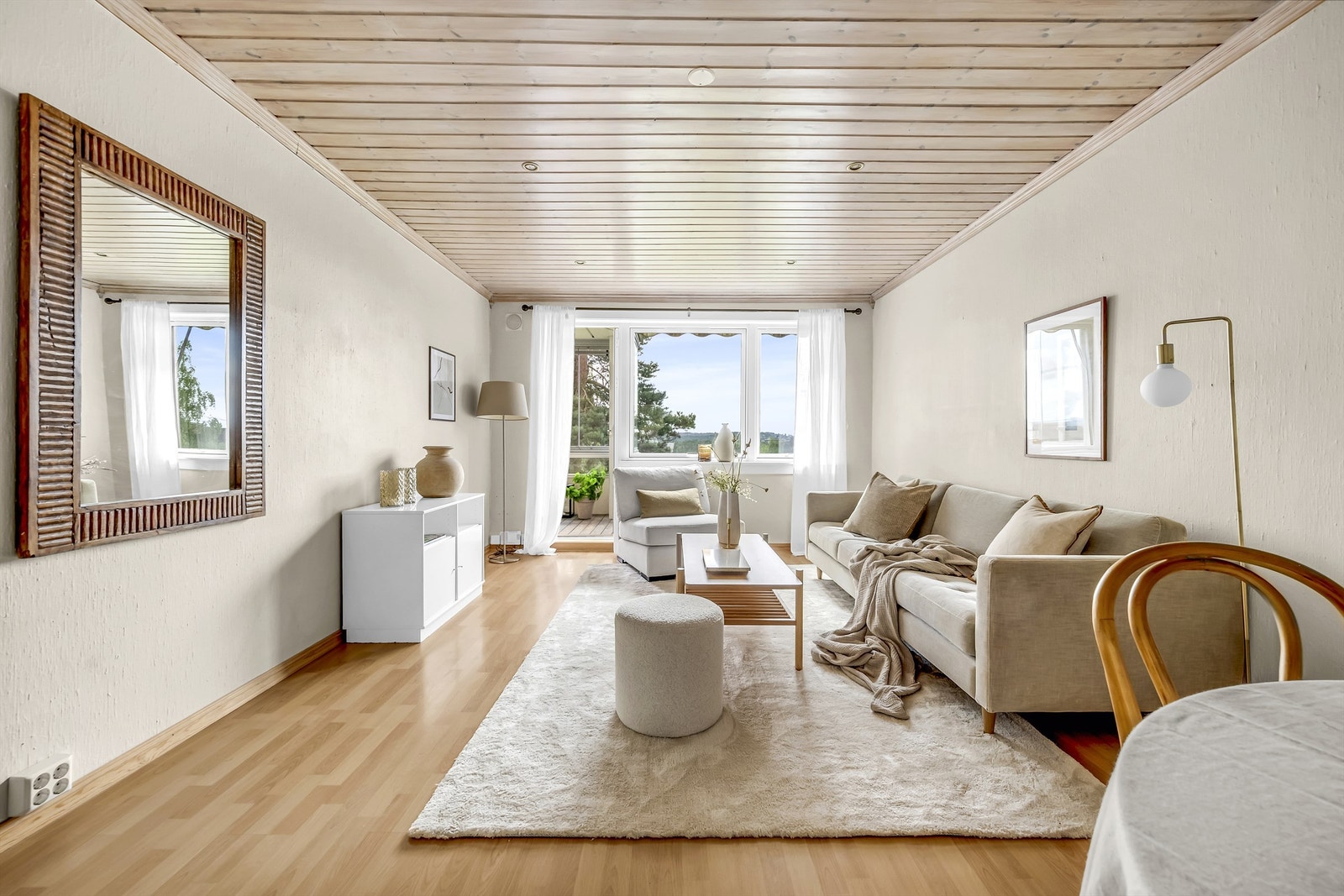 Romslig stue med plass til både sofa-gruppe og spisestuemøblement! Galleribilde