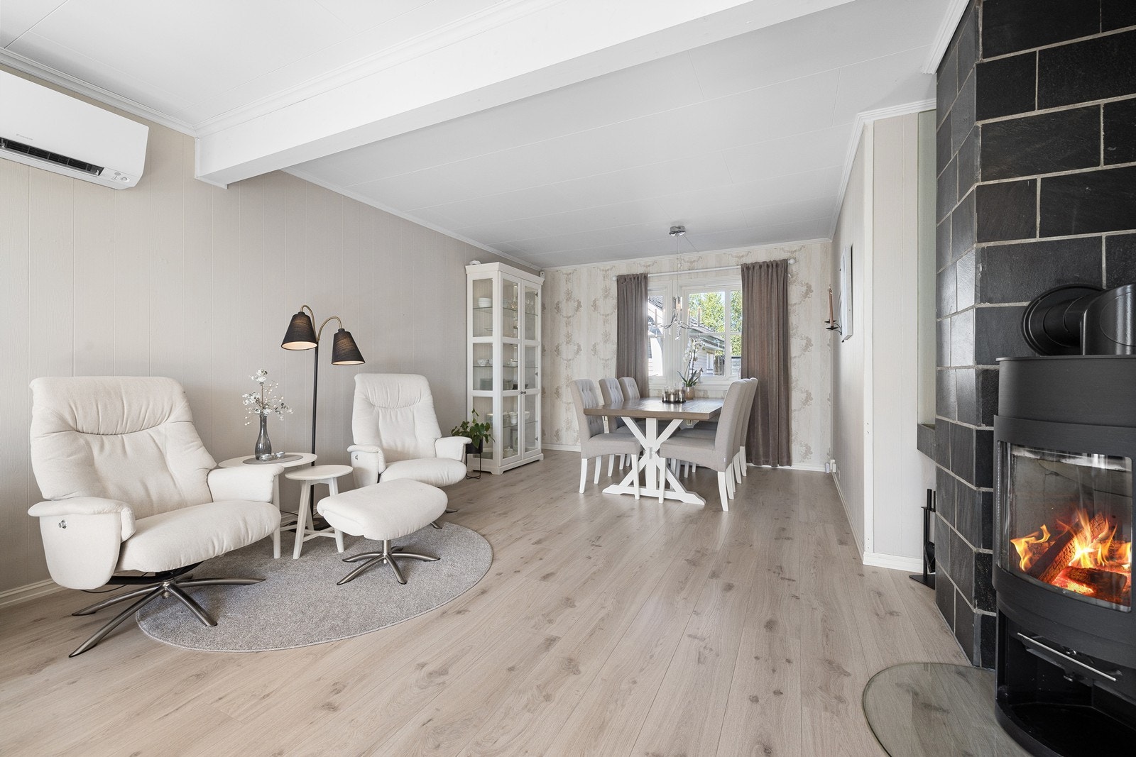 Stue med parkett på gulv. Galleribilde