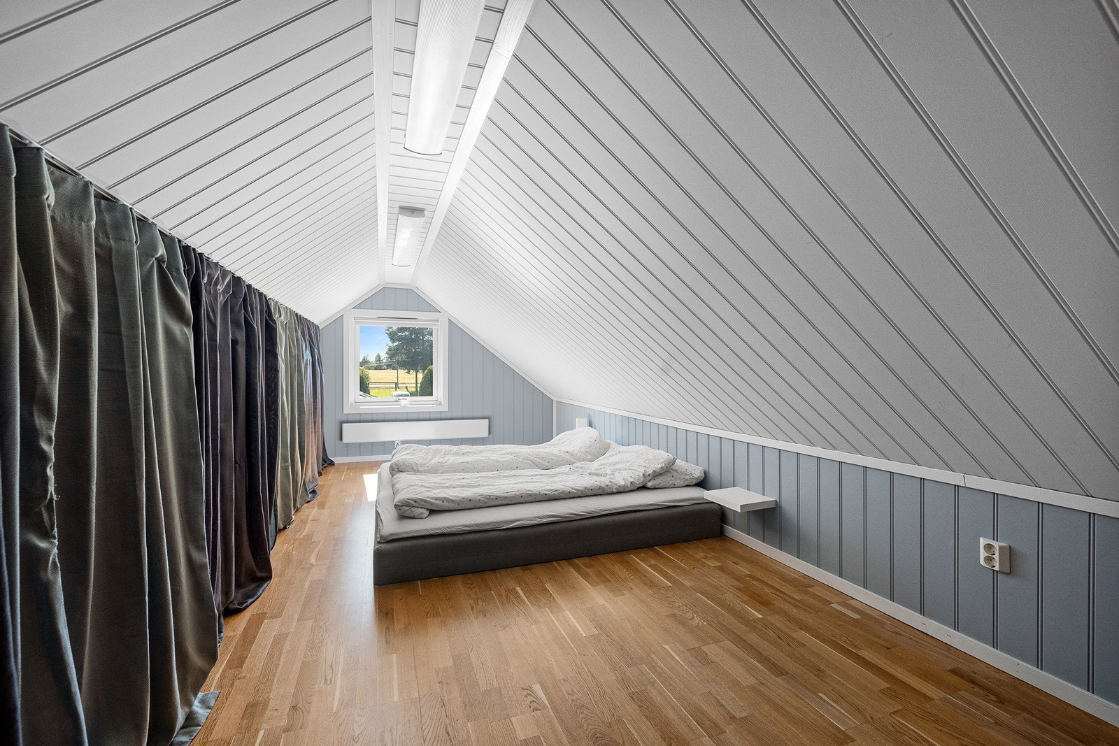 Innredet loft over garasjen med gode lagringsmuligheter. Galleribilde