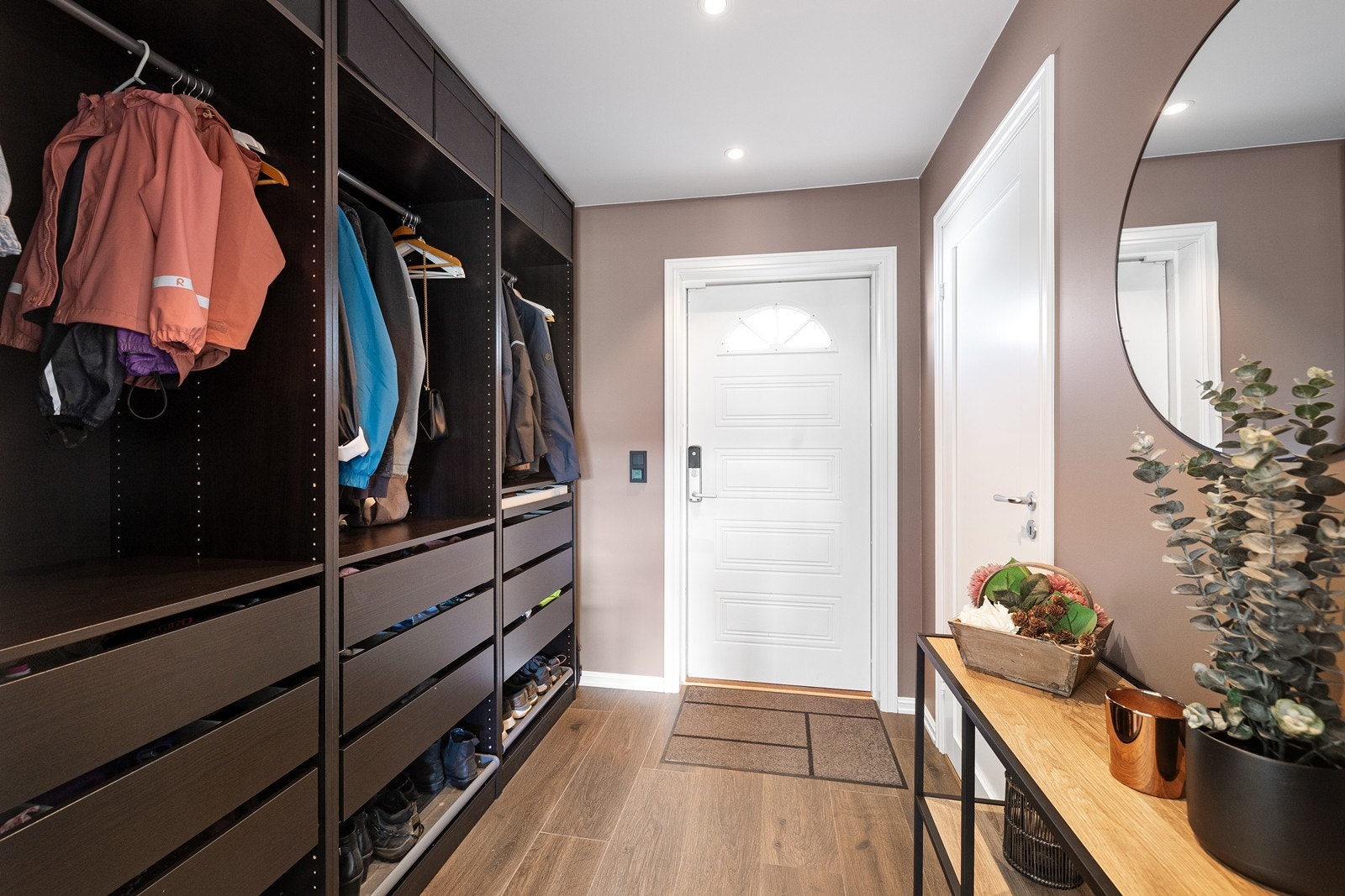 Romslig entré med god lagringsplass for yttertøy og sko i plassbygd garderobeløsning. Galleribilde
