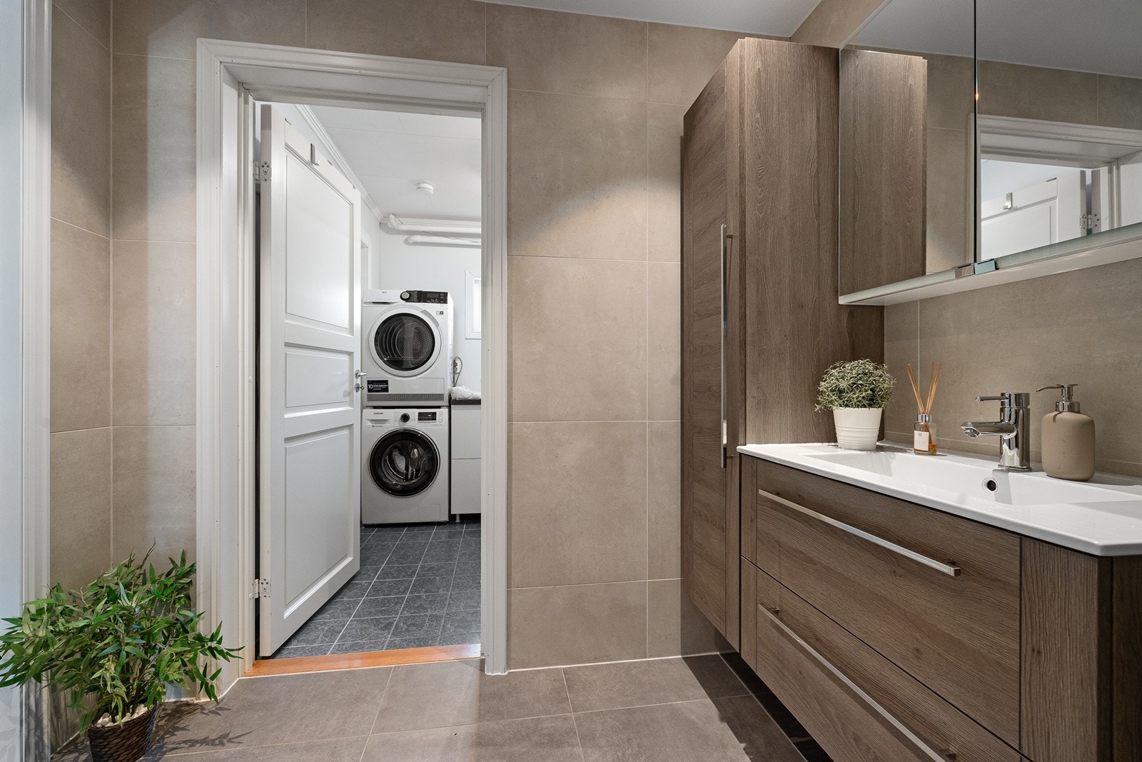 Badet har enkel tilgang til vaskerom. Galleribilde