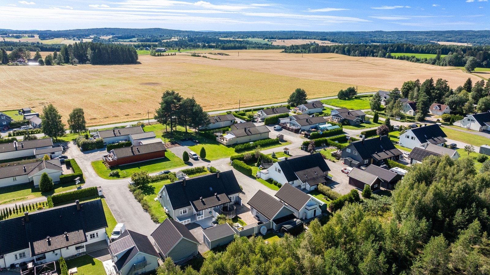 Boligen ligger fint og landlig til Fenstad med kort vei til skole og lokalbutikk. Galleribilde