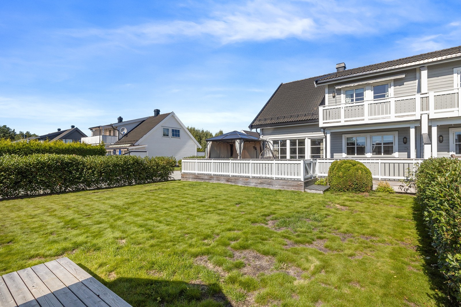 Eiendommen er opparbeidet med flott hage i fremkant med plen, hekk og beplantning, samt koselig lekestue. Galleribilde